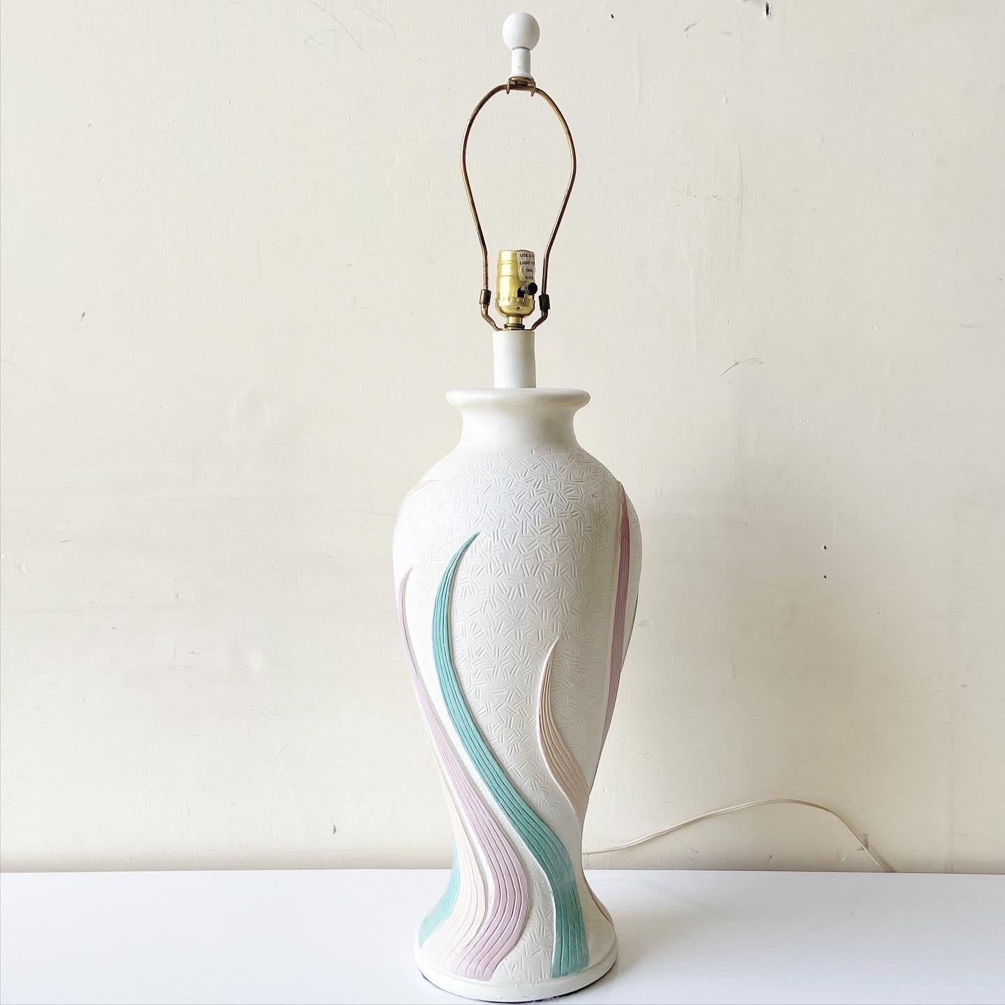 Postmoderne Lampe de table postmoderne en spirale bleu, rose et crème en vente