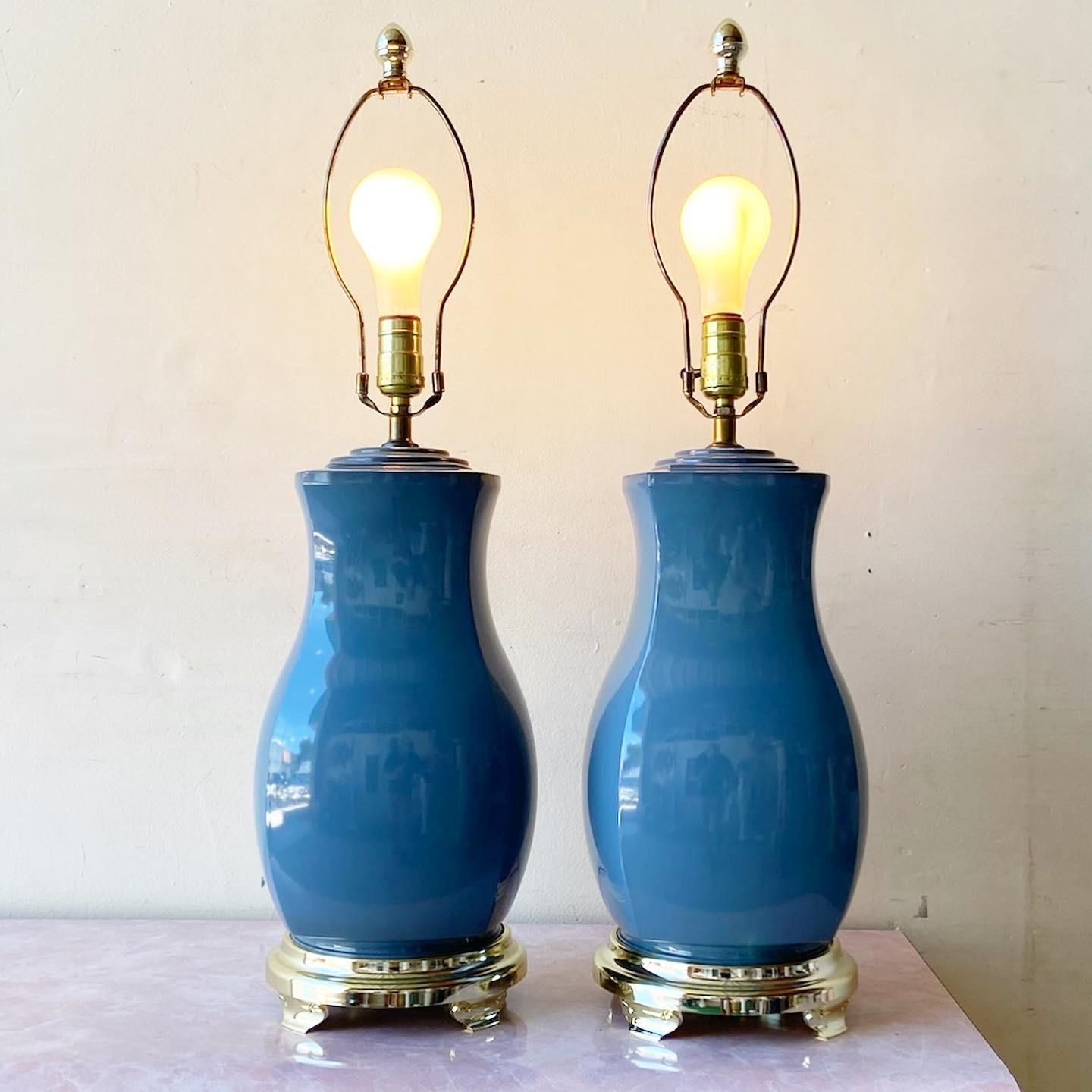 Postmoderne Paire de lampes de bureau postmodernes en porcelaine bleue avec base dorée en vente