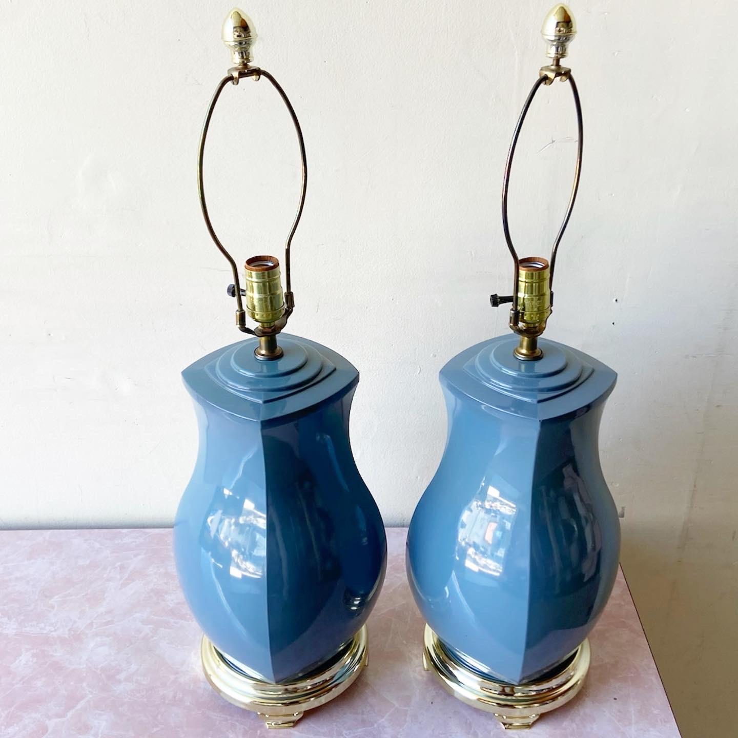 Américain Paire de lampes de bureau postmodernes en porcelaine bleue avec base dorée en vente