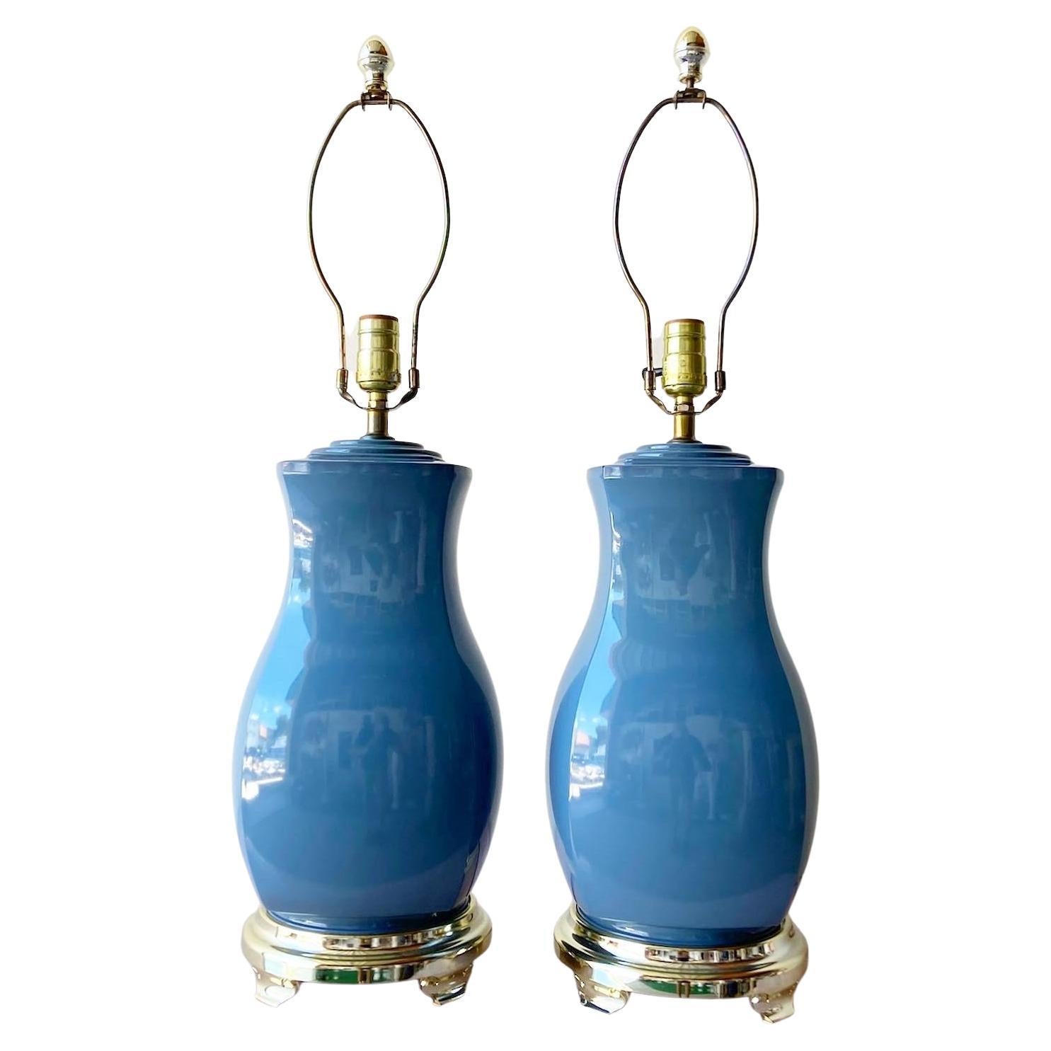Postmoderne blaue Porzellan-Tischlampen mit goldenem Sockel - ein Paar im Angebot
