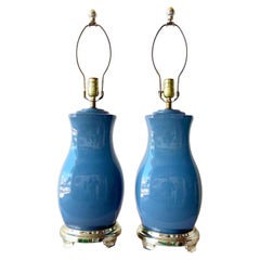Paire de lampes de bureau postmodernes en porcelaine bleue avec base dorée