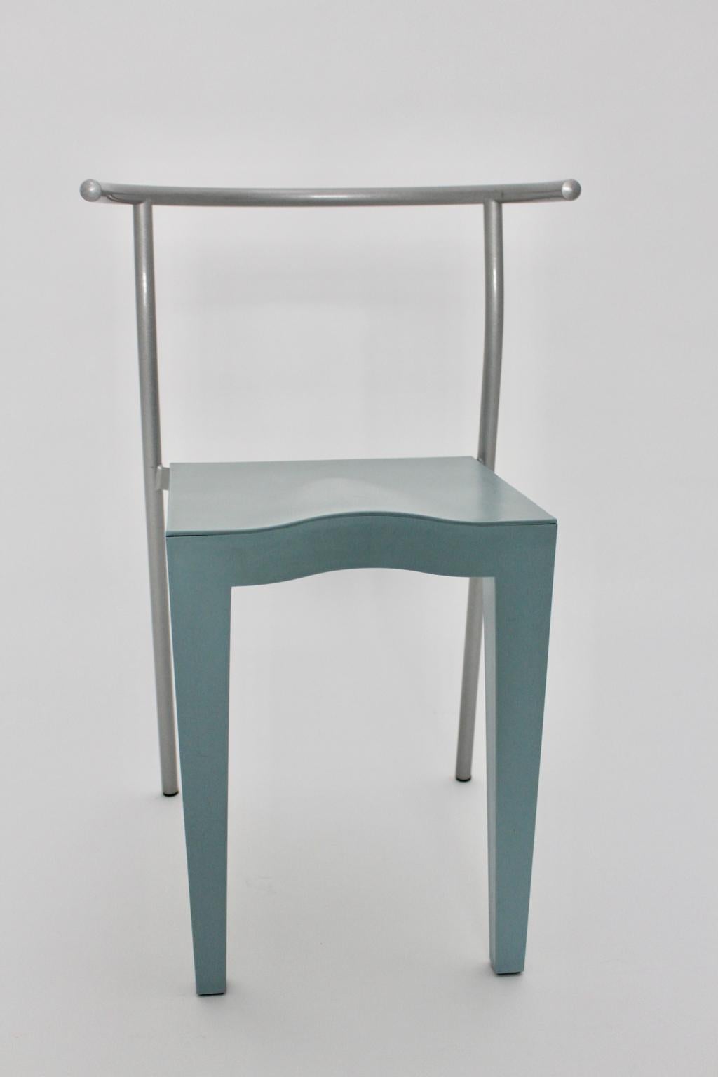 Der postmoderne hellblaue Vintage-Stuhl wurde in den 1980er Jahren von Philippe Starck entworfen und von Kartell Italien ausgeführt.
Der Stuhl hat grau lackierte Stahlrohrfüße, außerdem wurden Sitz und Rückenlehne aus hellblauem Propylen