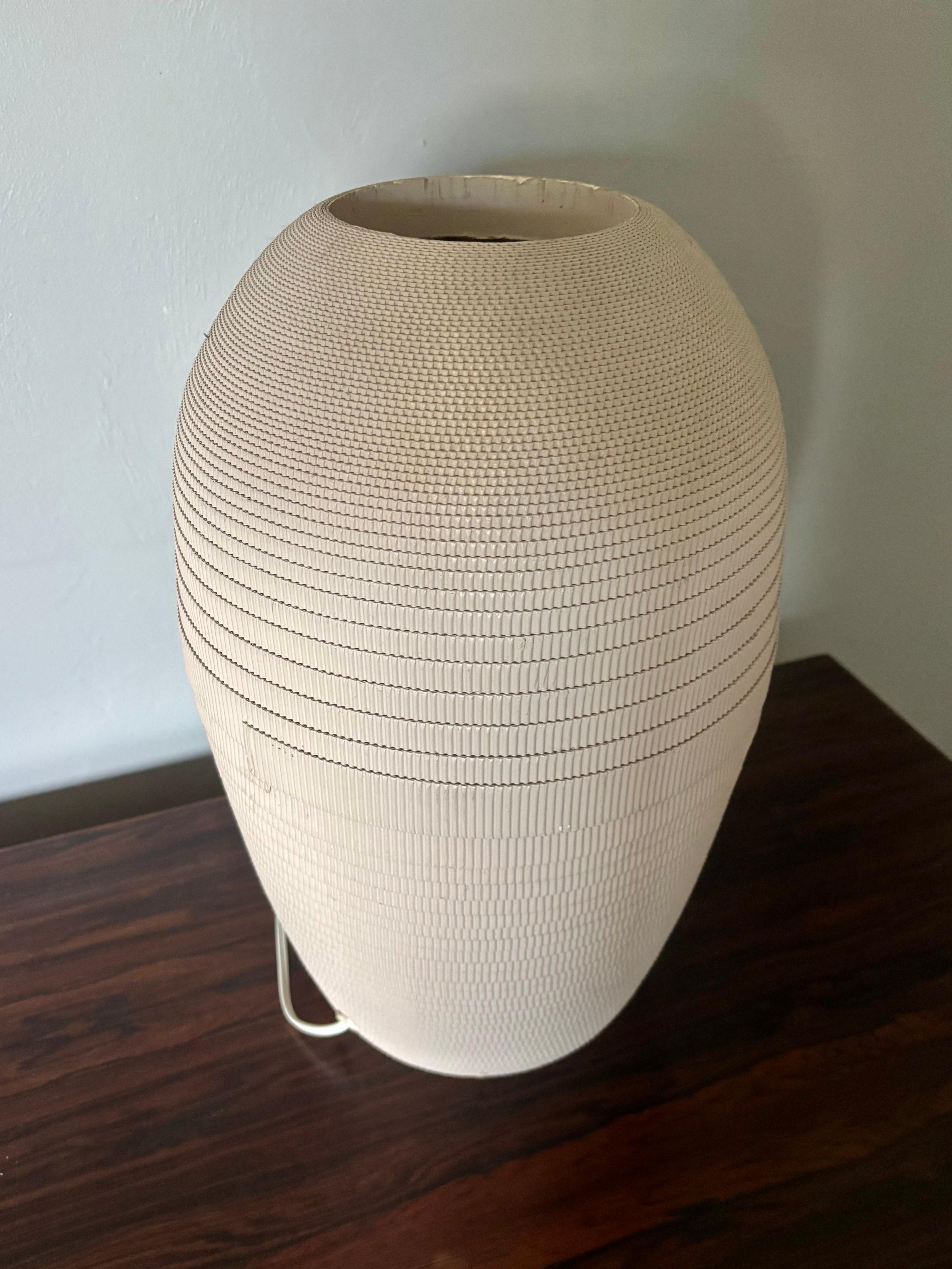 Lámpara posmoderna de cartón ondulado Blush de Flute Chicago en Bueno estado para la venta en Boynton Beach, FL