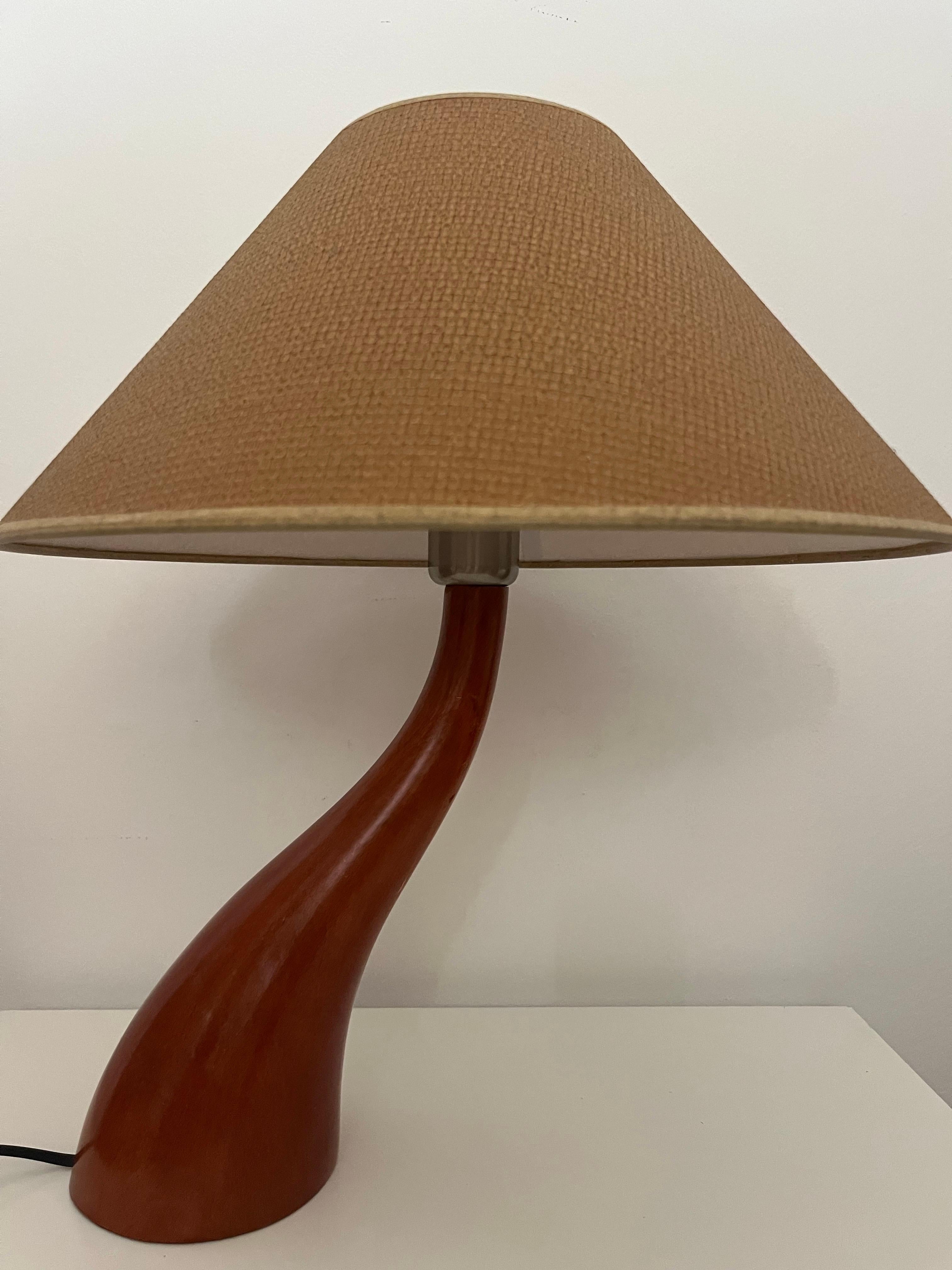 Coppia di lampade da tavolo postmoderne in legno 