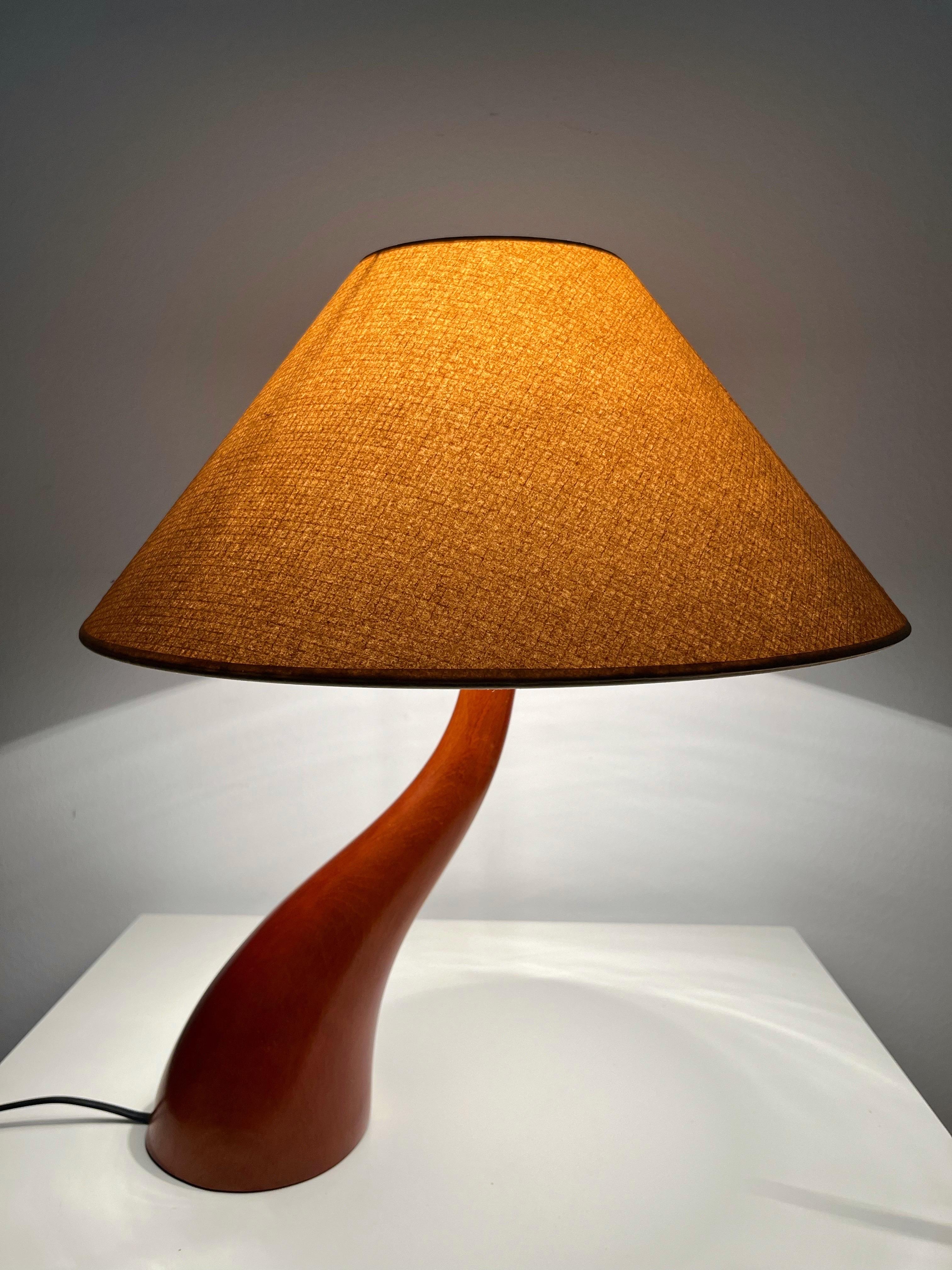 Coppia di lampade da tavolo postmoderne in legno 