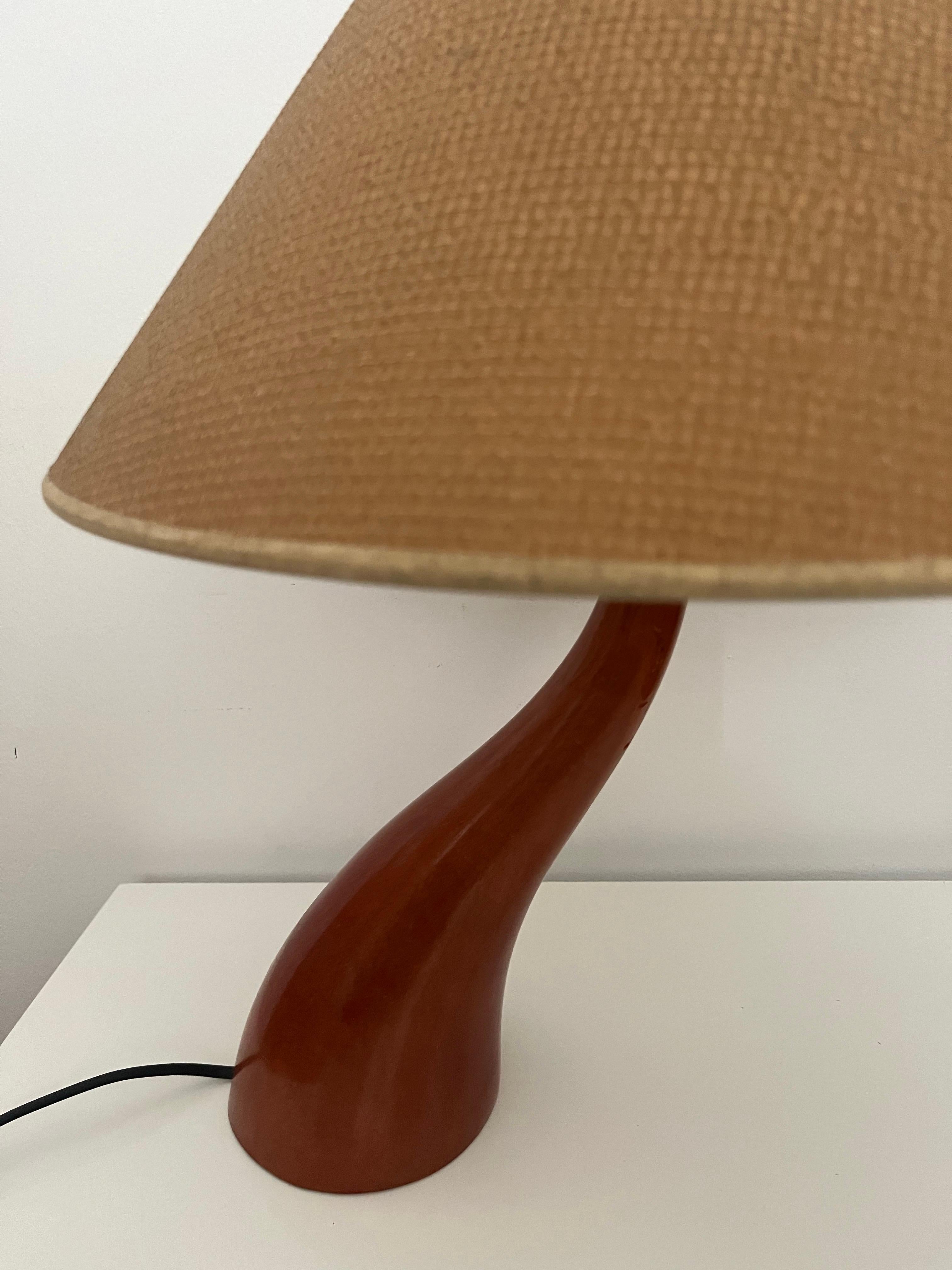 Coppia di lampade da tavolo postmoderne in legno 