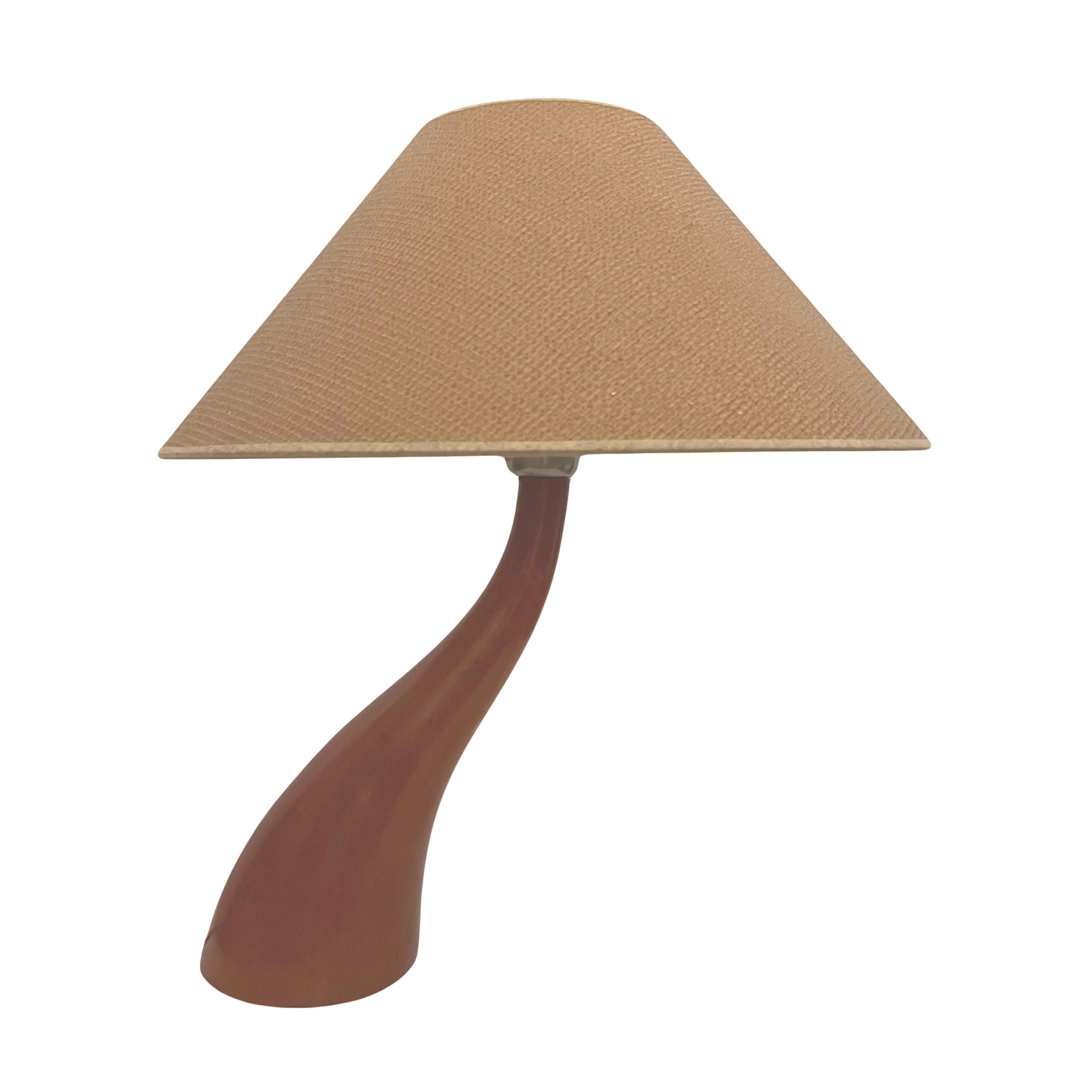 Coppia di lampade da tavolo postmoderne in legno 