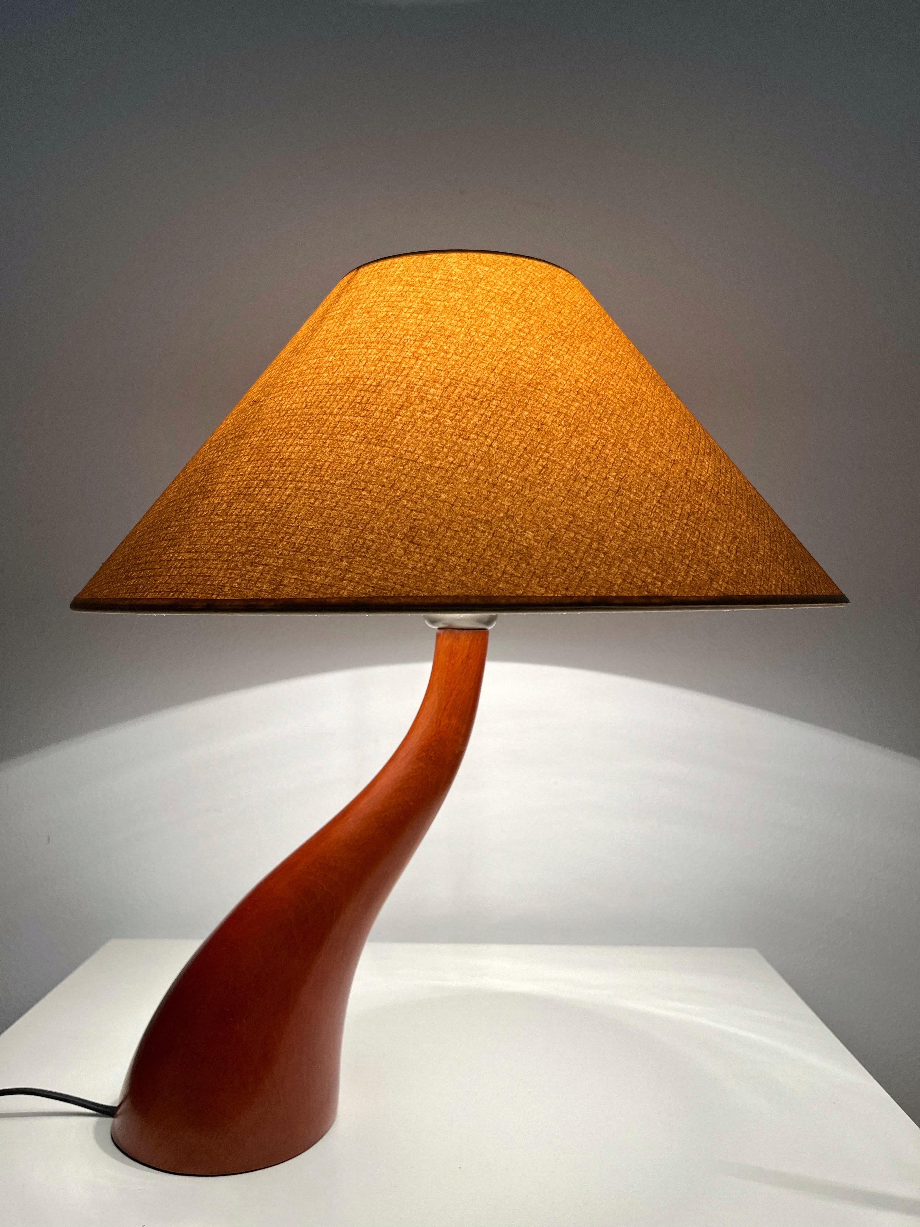 Spagnolo Coppia di lampade da tavolo postmoderne in legno 