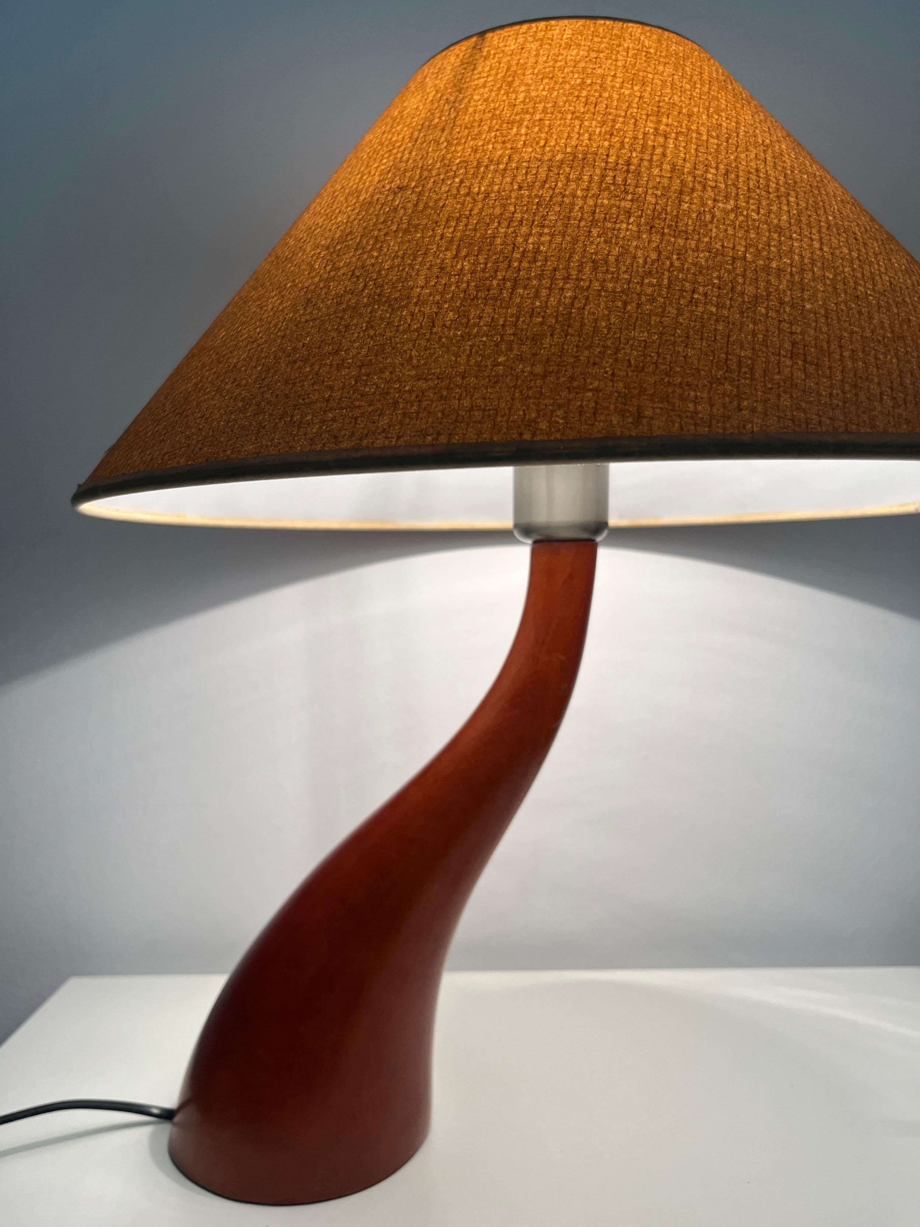 Coppia di lampade da tavolo postmoderne in legno 