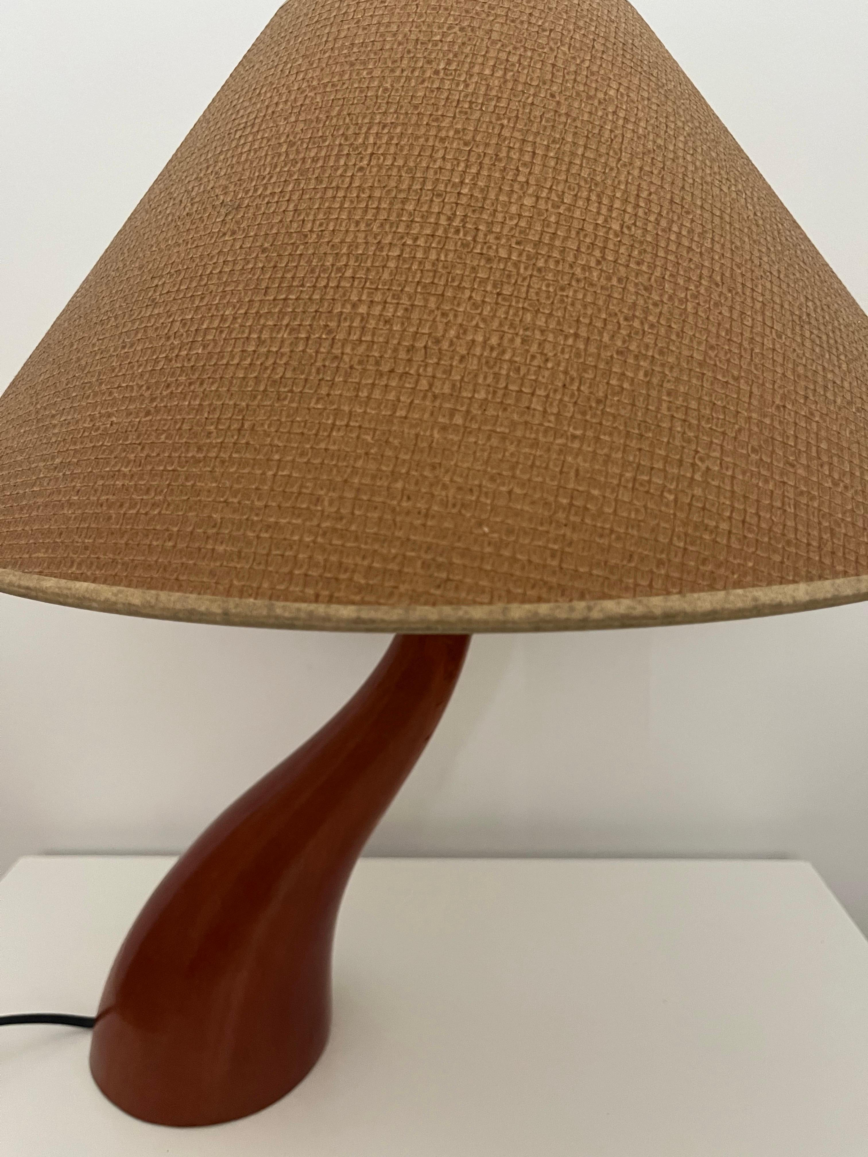 Coppia di lampade da tavolo postmoderne in legno 
