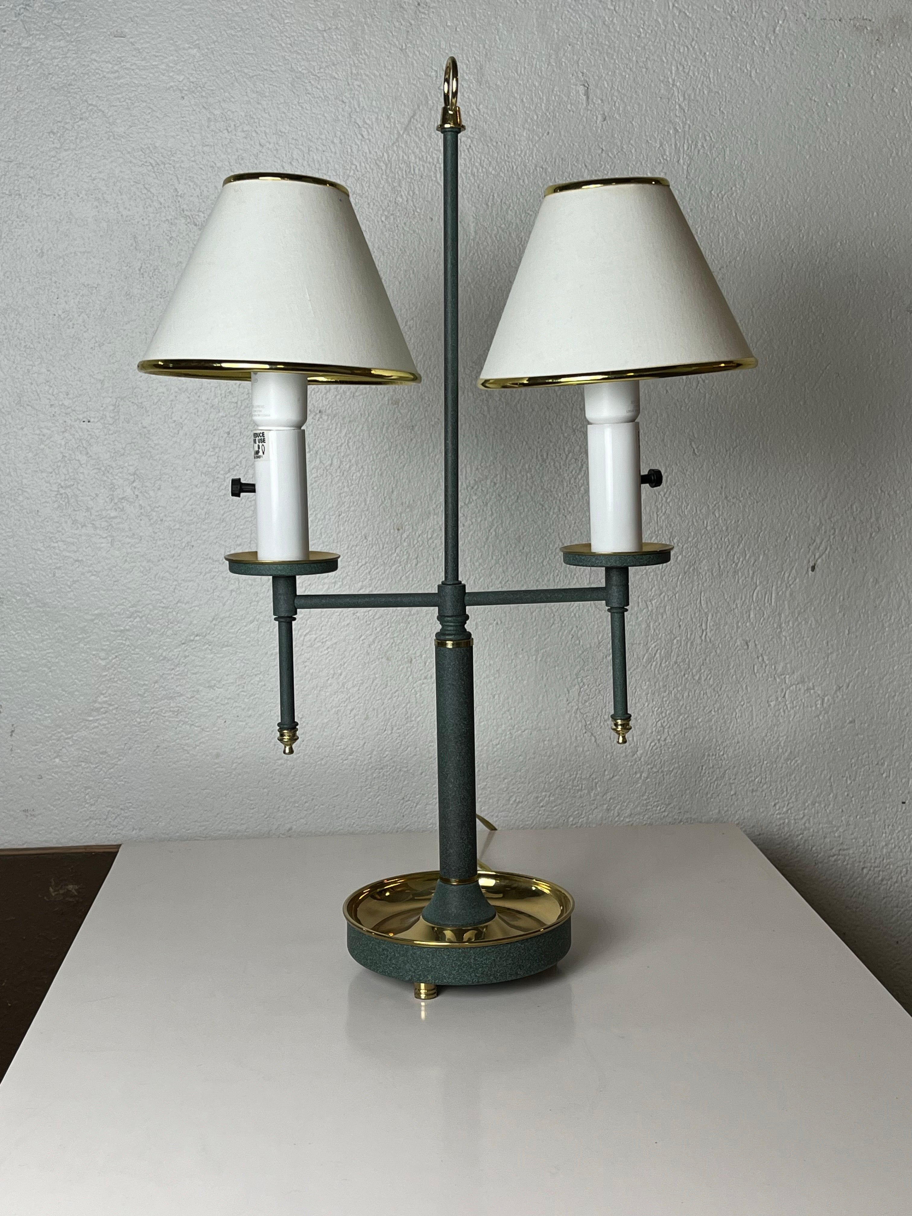 Lampe bouillotte post-moderne unique en son genre. Finition vert-de-gris texturée avec base et fleuron en laiton. Une belle balance mince qui a de l'allure.