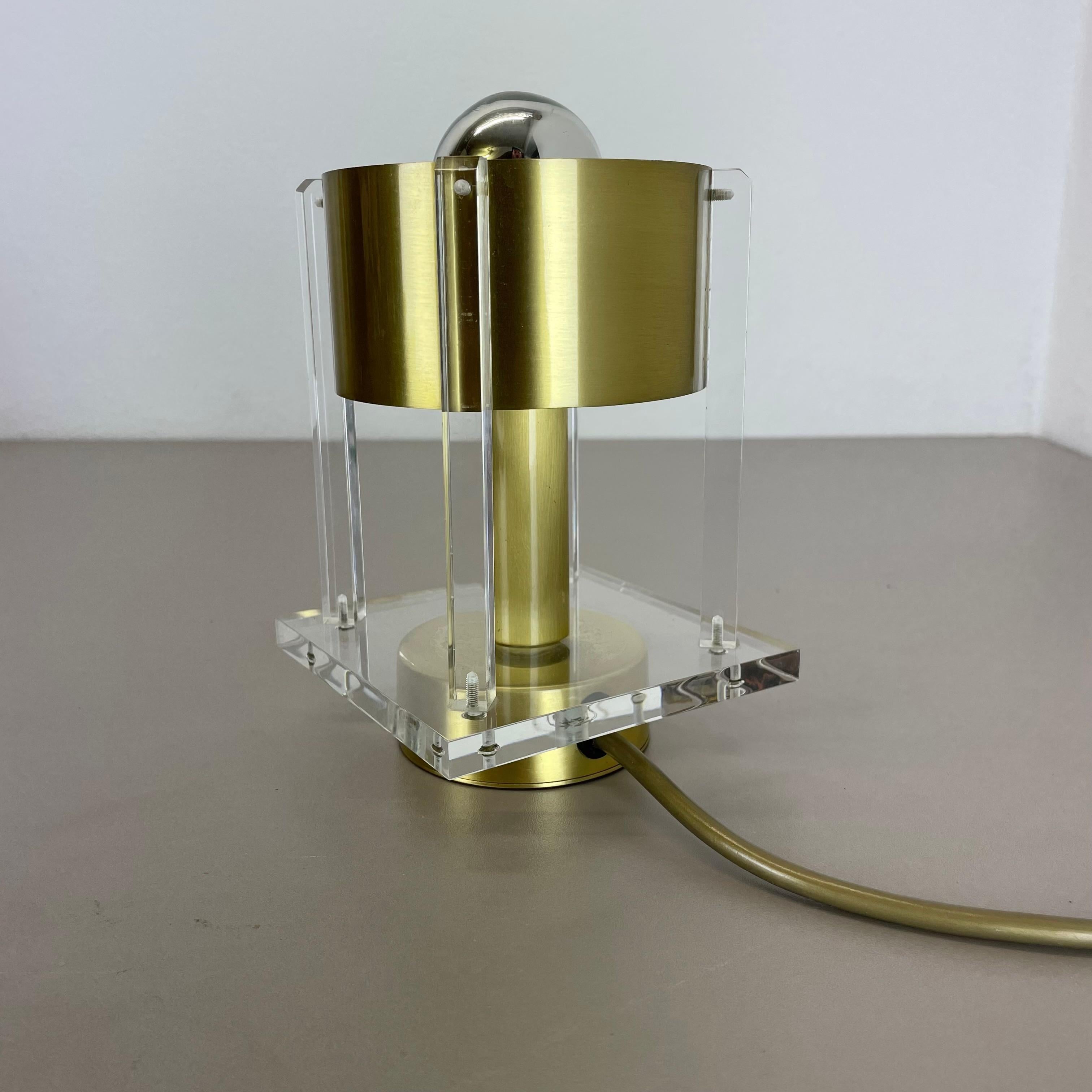 Postmodern Brass Acryl Glass Cubic Stilnovo Style Table Light, Italy 1970 For Sale 4