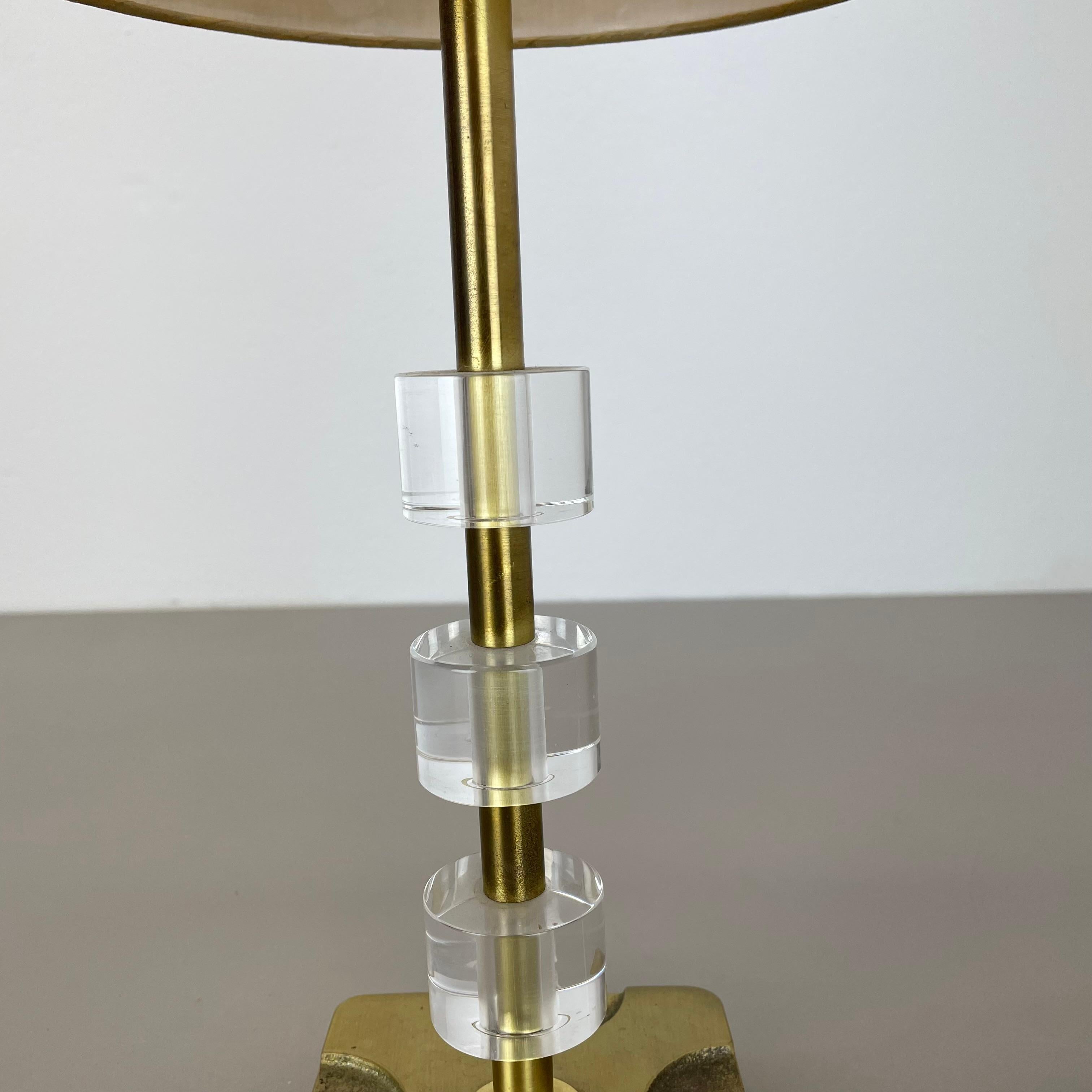 Postmodern Brass and Acryl Glass Cubic Stilnovo Style Table Light, Italy 1970s For Sale 8