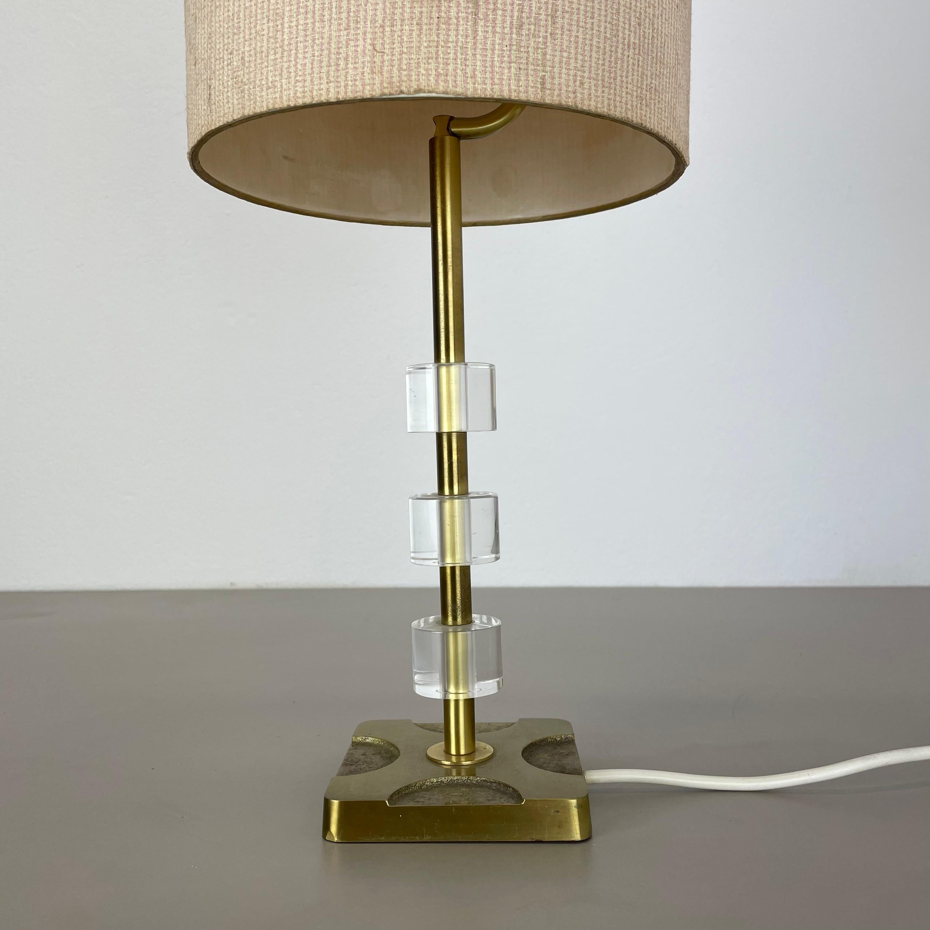 Mid-Century Modern Postmodern Brass and Acryl Glass Cubic Stilnovo Style Table Light, Italy 1970s For Sale