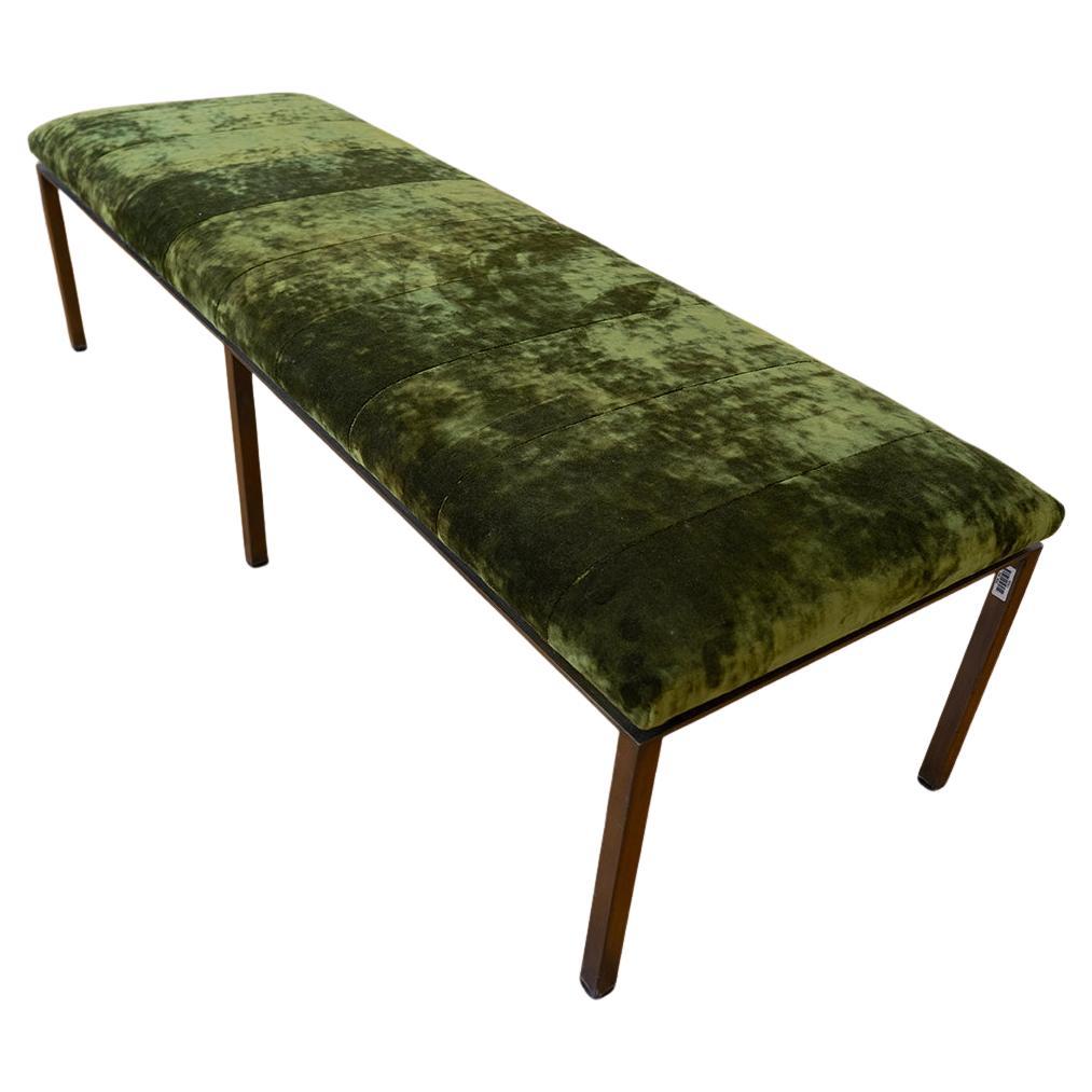 Banco postmoderno con base de latón y nueva tapicería italiana Chenillie 