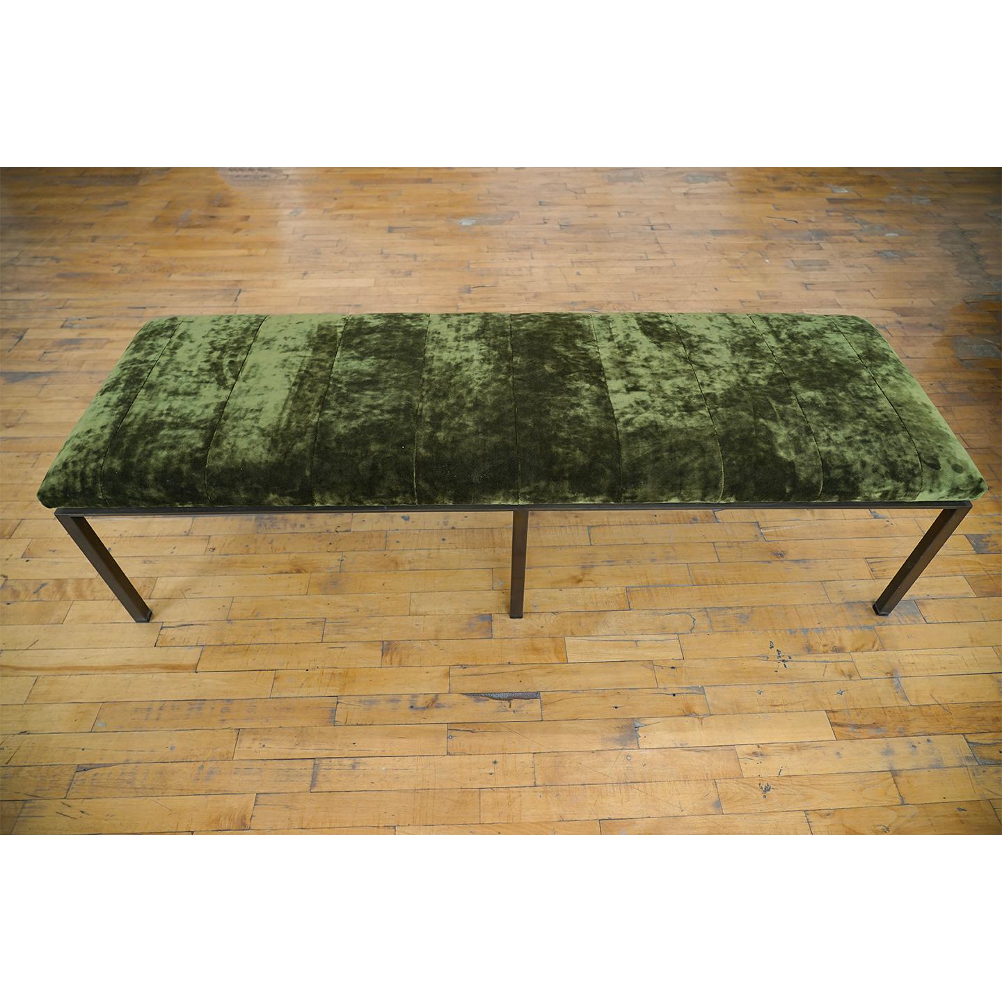 Banco postmoderno de latón y chenilla italiana Estadounidense en venta