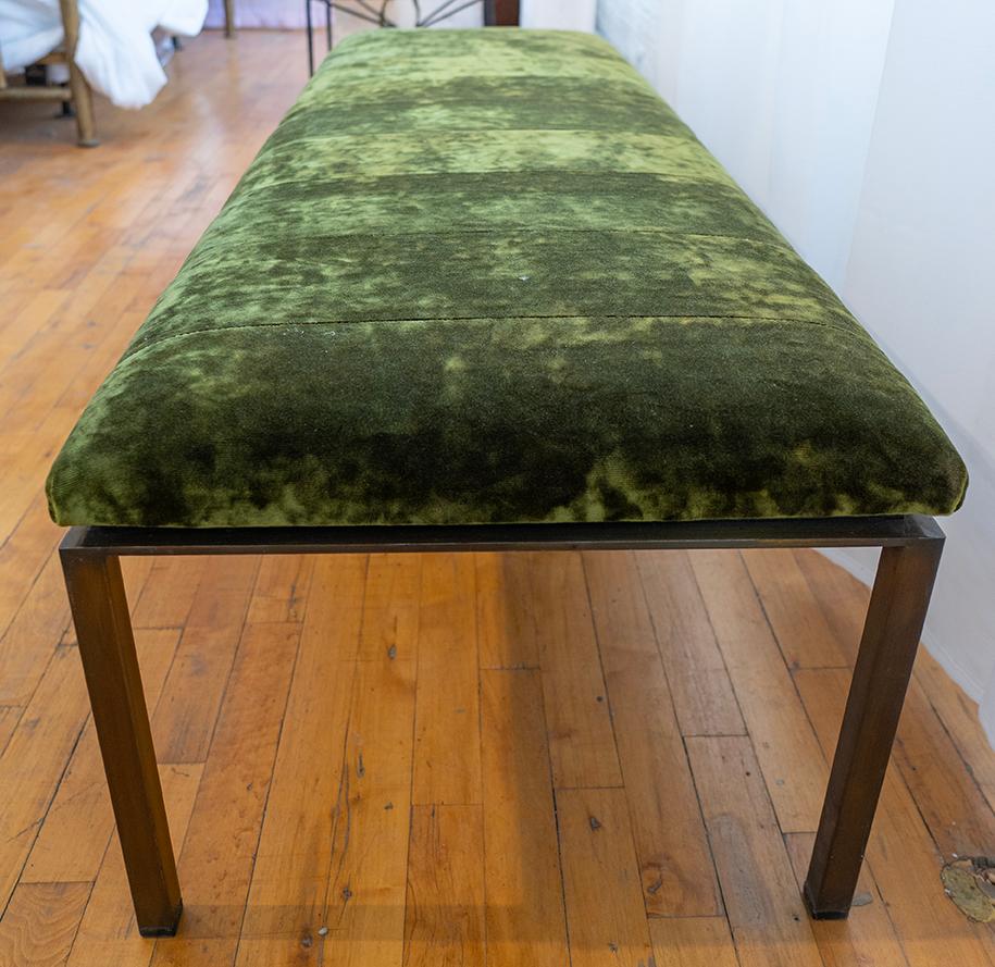 Banco postmoderno de latón y chenilla italiana finales del siglo XX en venta
