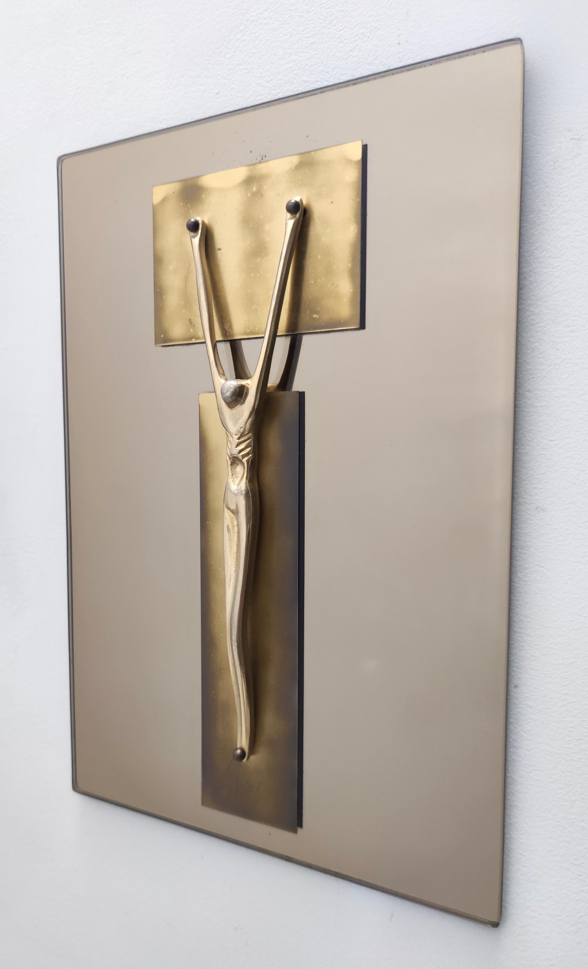 Postmodern Brass and Mirror Crucifix in the Style of Fontana Arte, Italy In Excellent Condition For Sale In Bresso, Lombardy