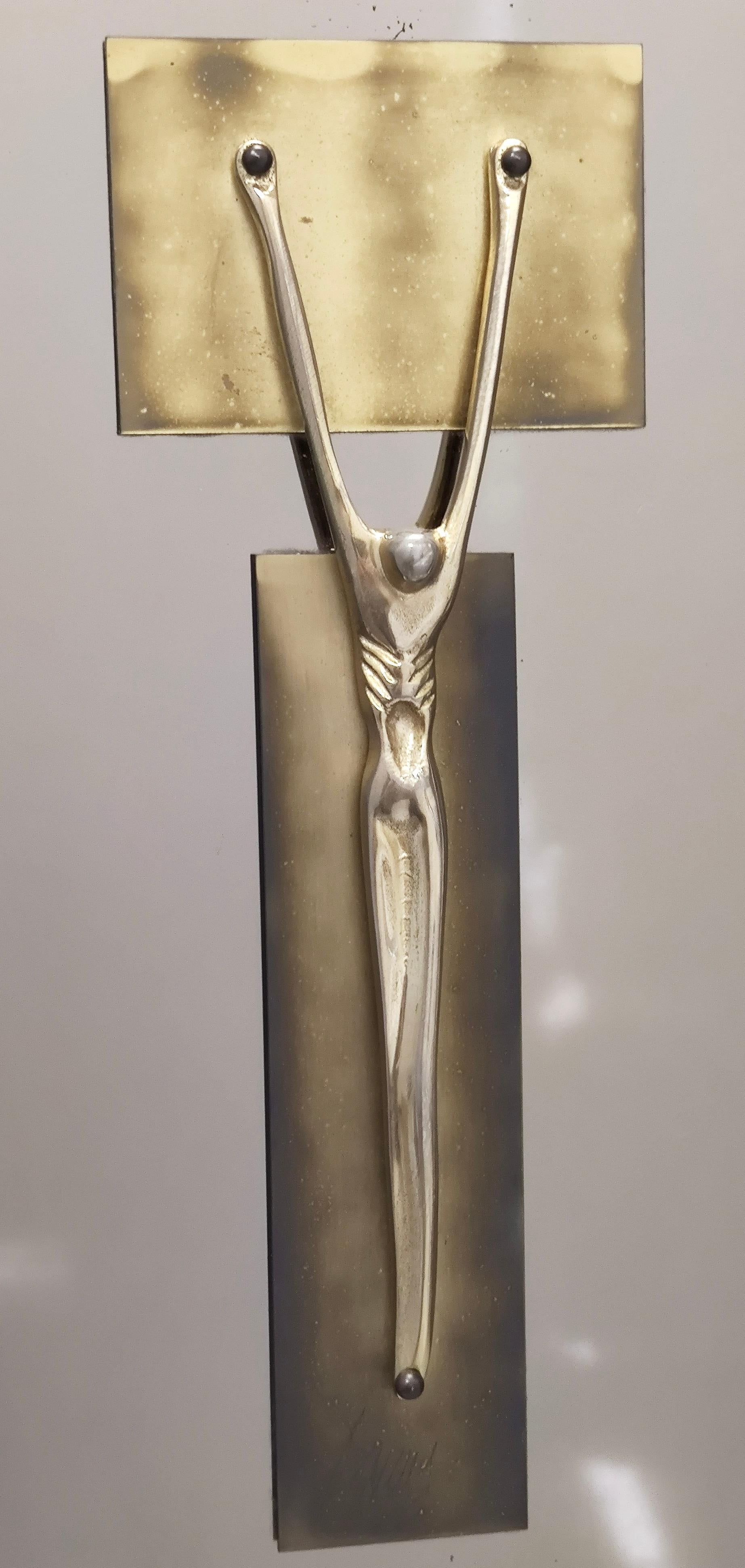 Laiton Crucifix postmoderne en laiton et miroir de style Fontana Arte, Italie en vente