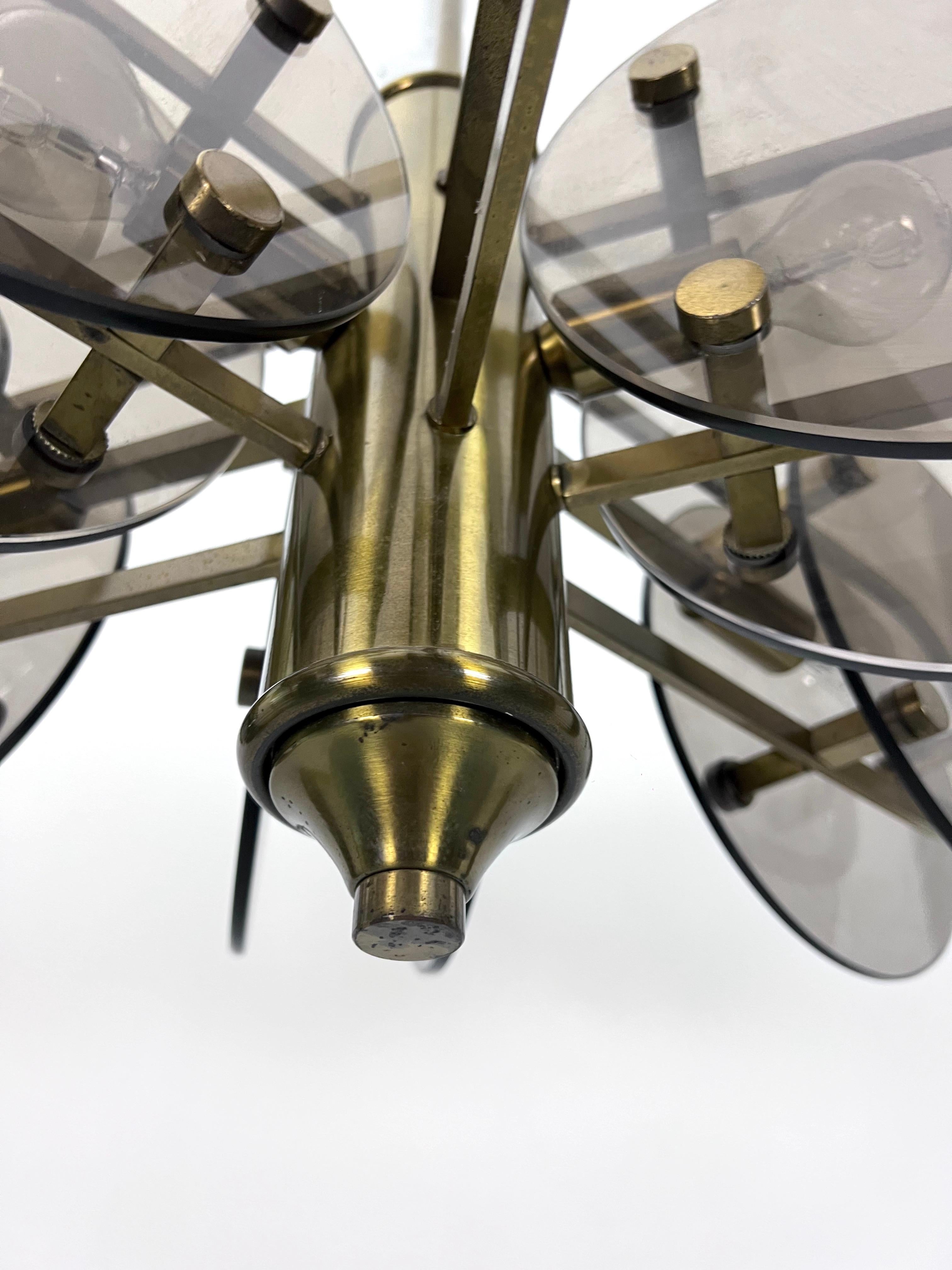 Postmodern brass and thick glass chandelier by Gino Paroldo. Italy 1970s For Sale 5