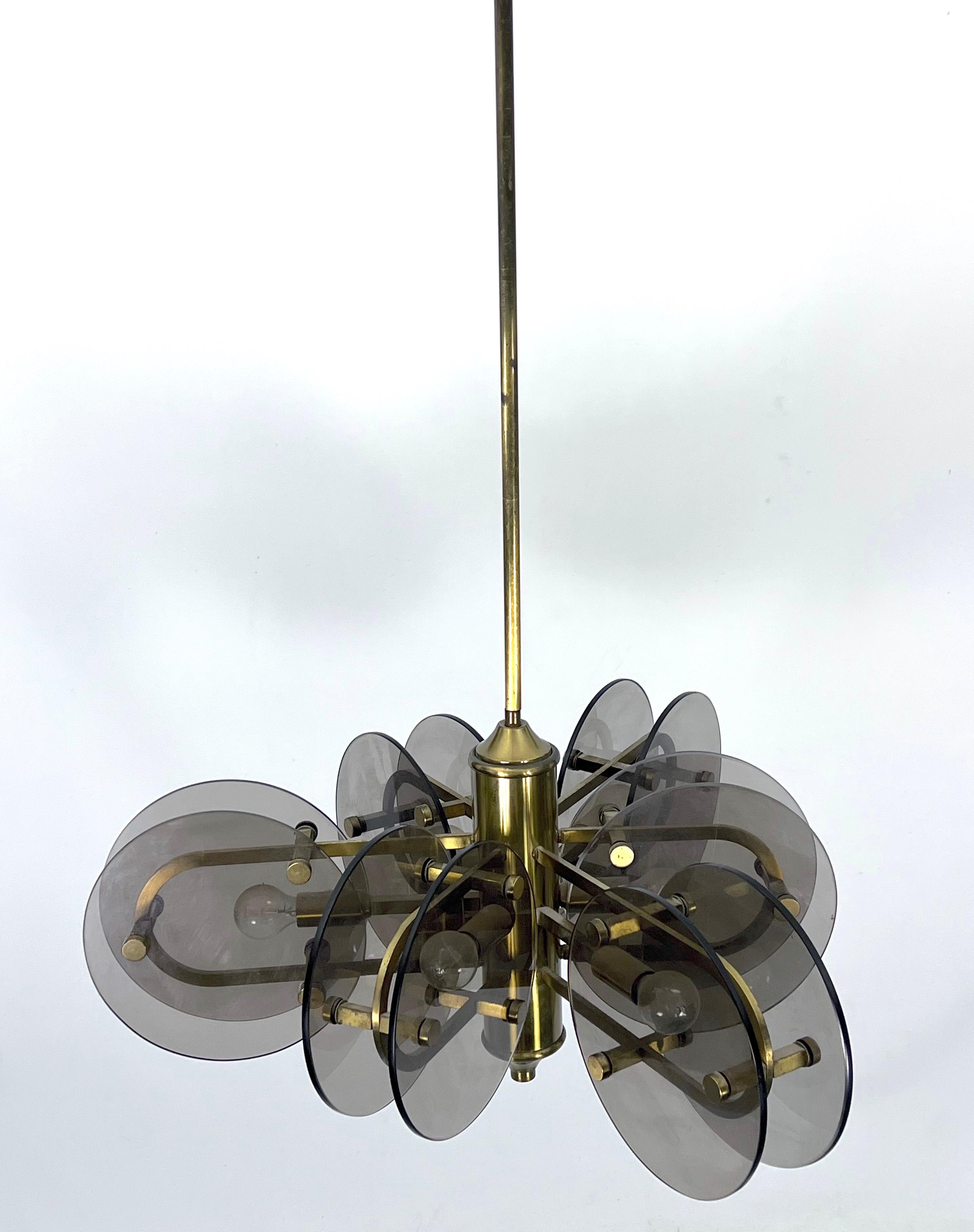 Postmodern brass and thick glass chandelier by Gino Paroldo. Italy 1970s For Sale 2
