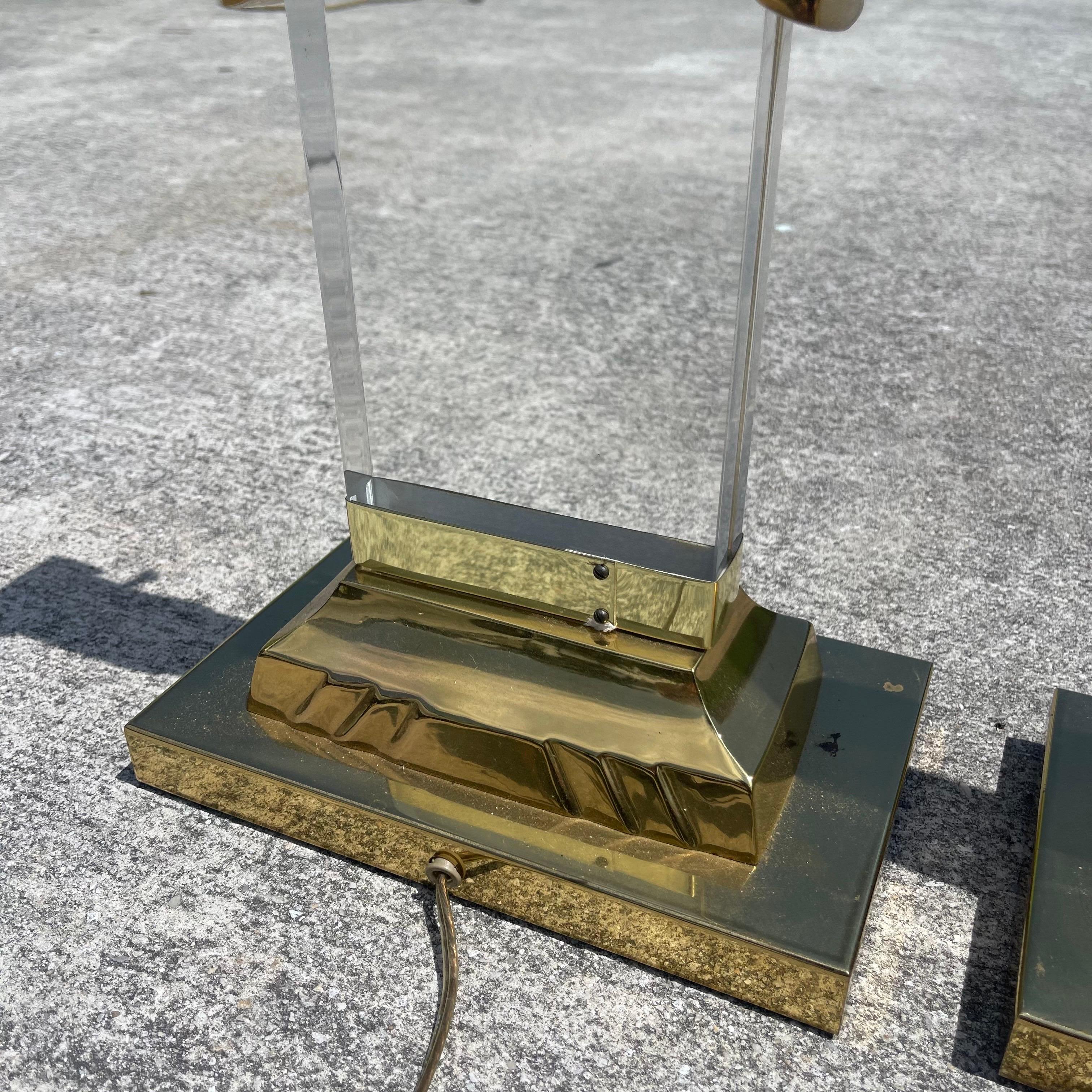 Paire de lampes de table à colonnes ioniques postmodernes en laiton et lucite en vente 5