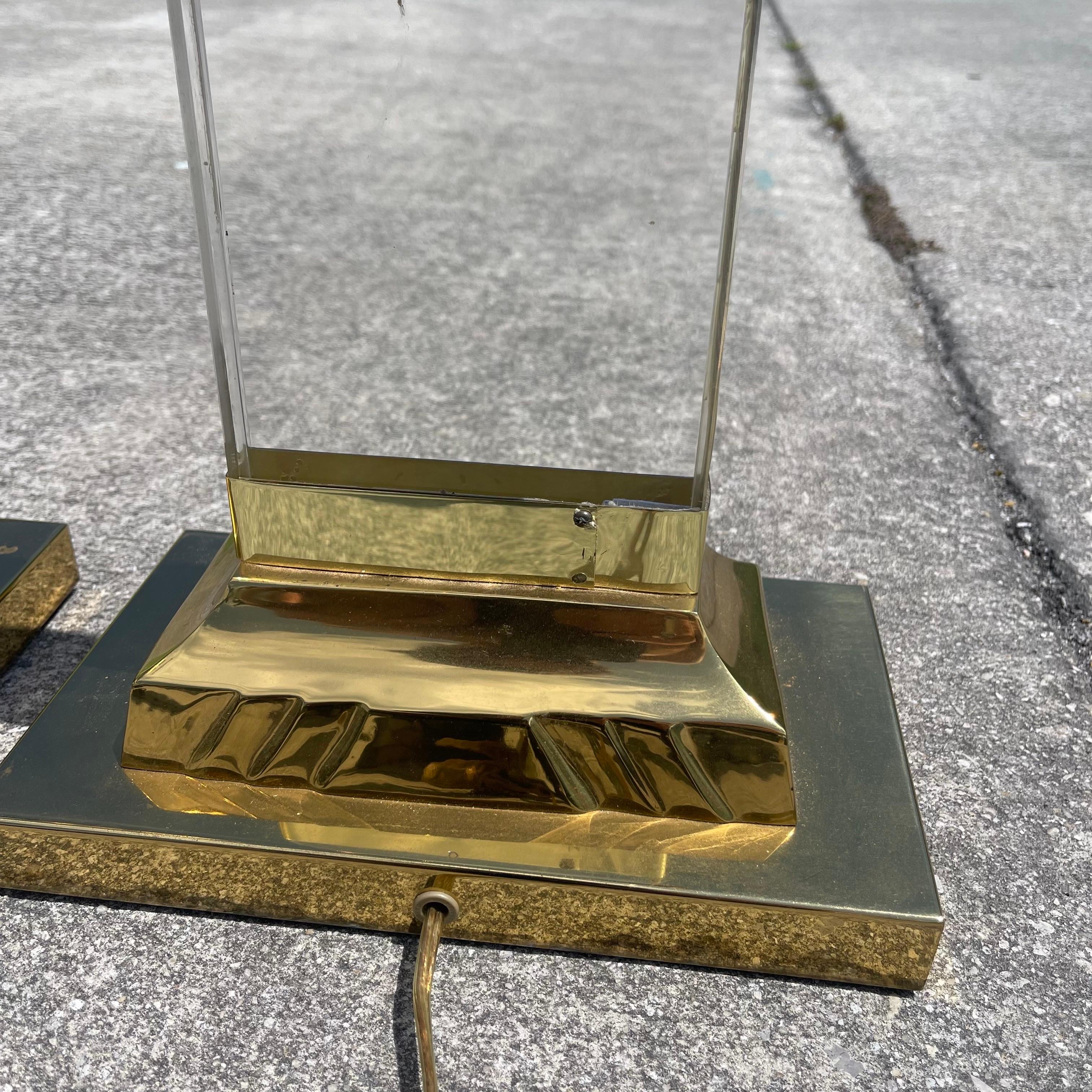 Paire de lampes de table à colonnes ioniques postmodernes en laiton et lucite en vente 6