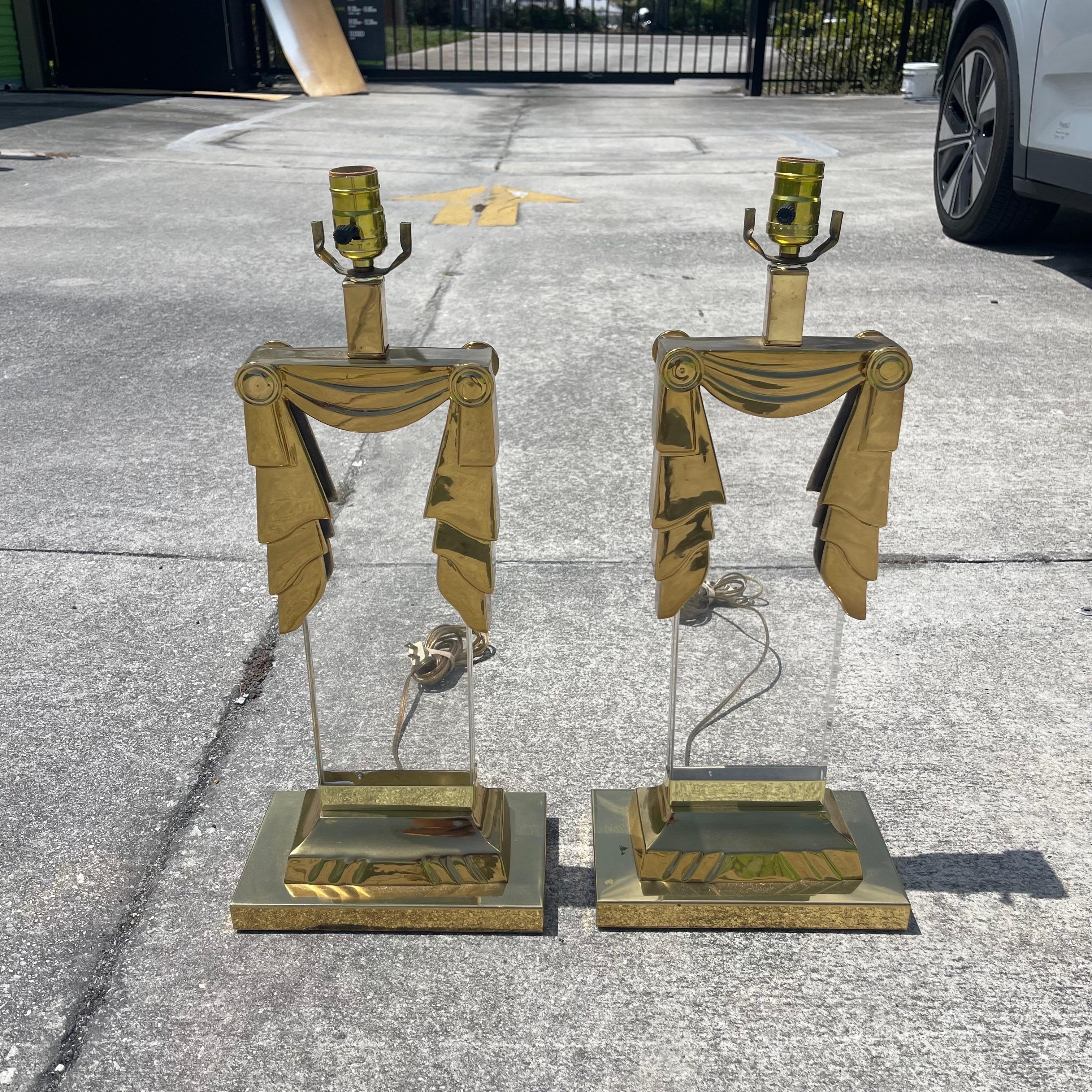 Paire de lampes de table en lucite et laiton.