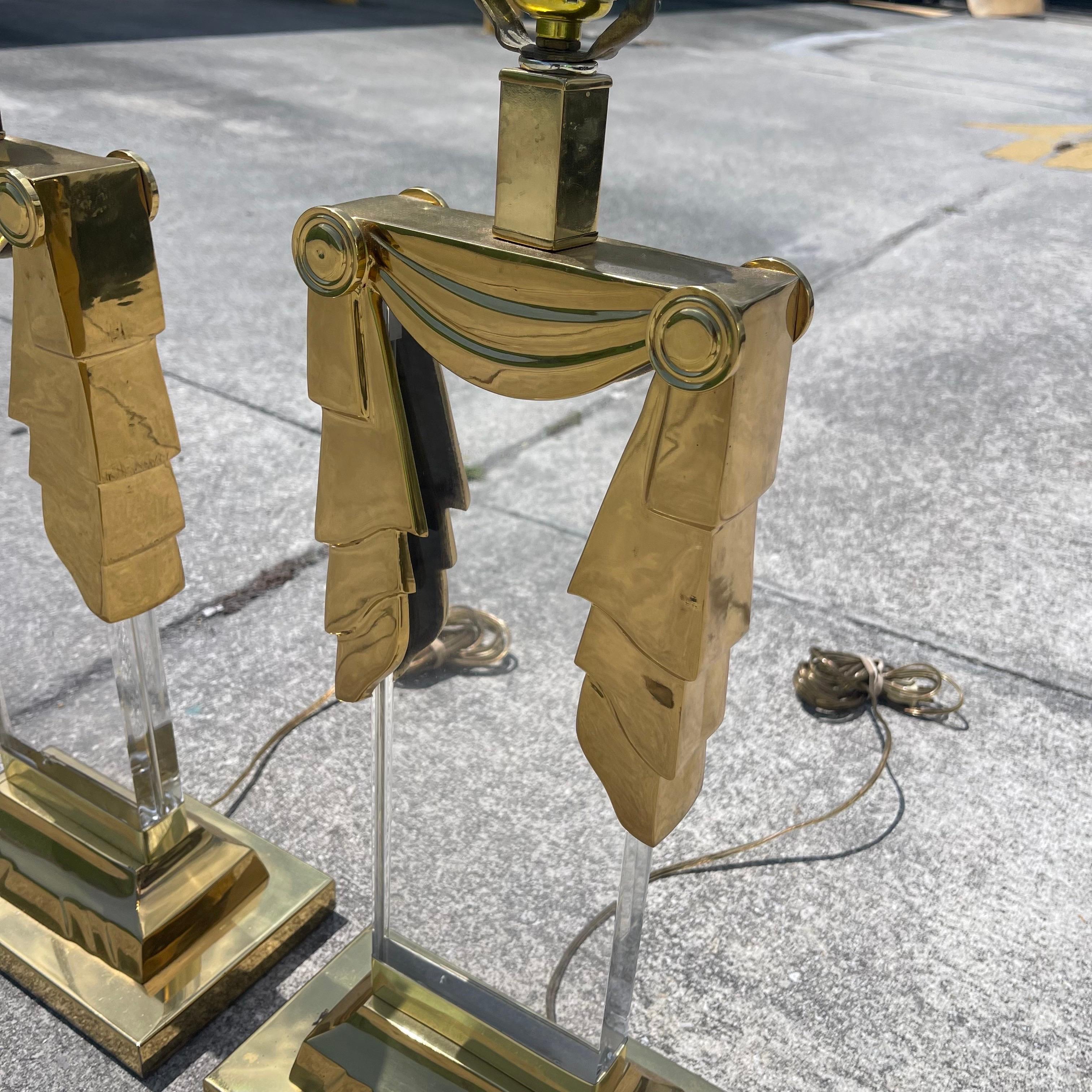 20ième siècle Paire de lampes de table à colonnes ioniques postmodernes en laiton et lucite en vente