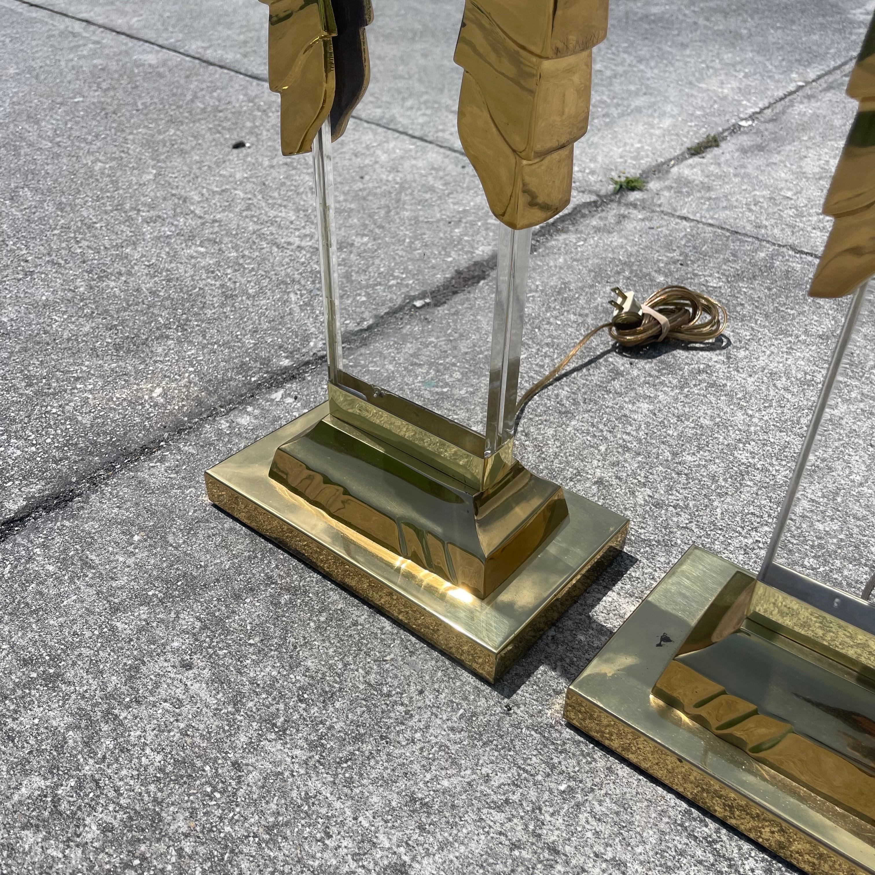 Paire de lampes de table à colonnes ioniques postmodernes en laiton et lucite en vente 1