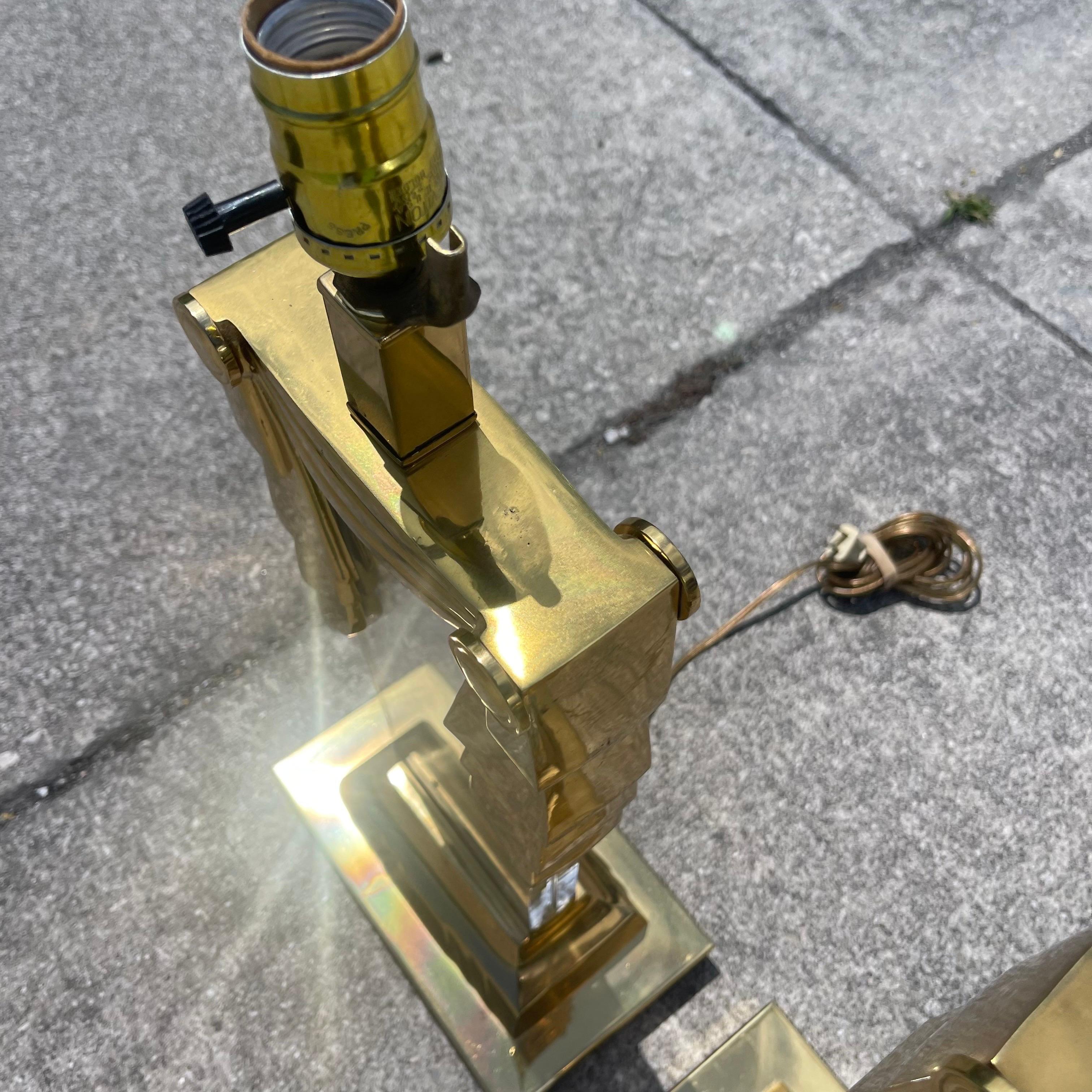 Paire de lampes de table à colonnes ioniques postmodernes en laiton et lucite en vente 2
