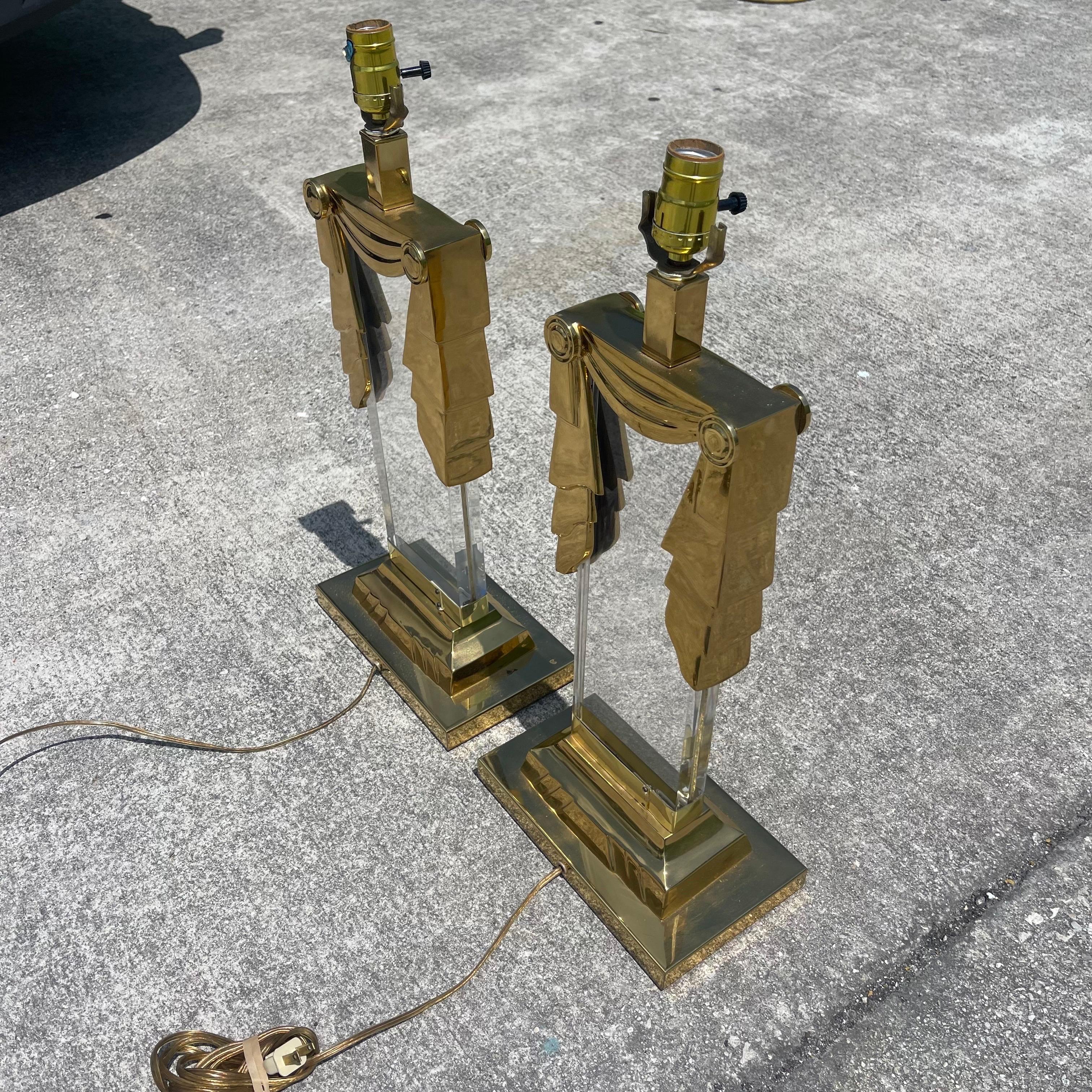 Paire de lampes de table à colonnes ioniques postmodernes en laiton et lucite en vente 3