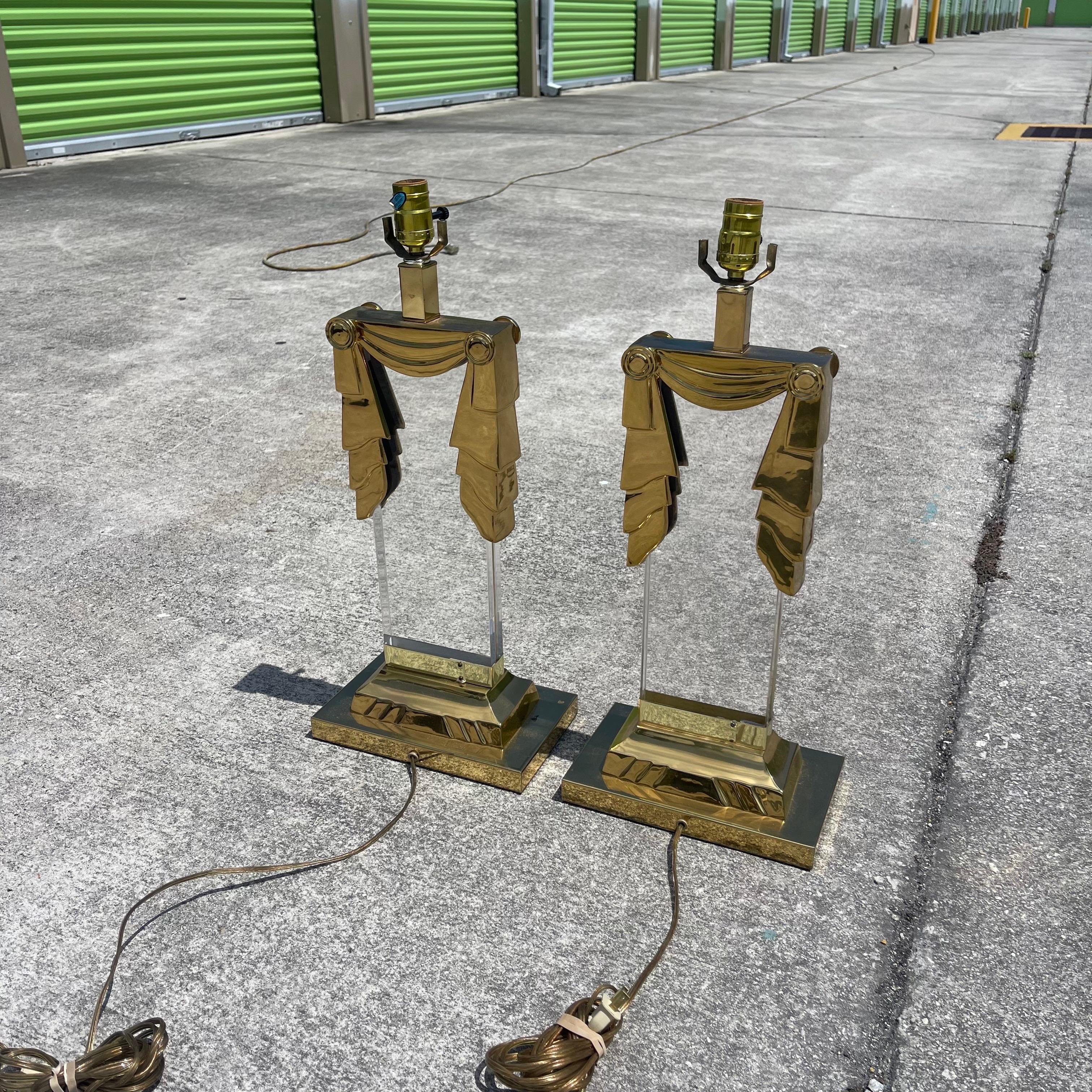 Paire de lampes de table à colonnes ioniques postmodernes en laiton et lucite en vente 4