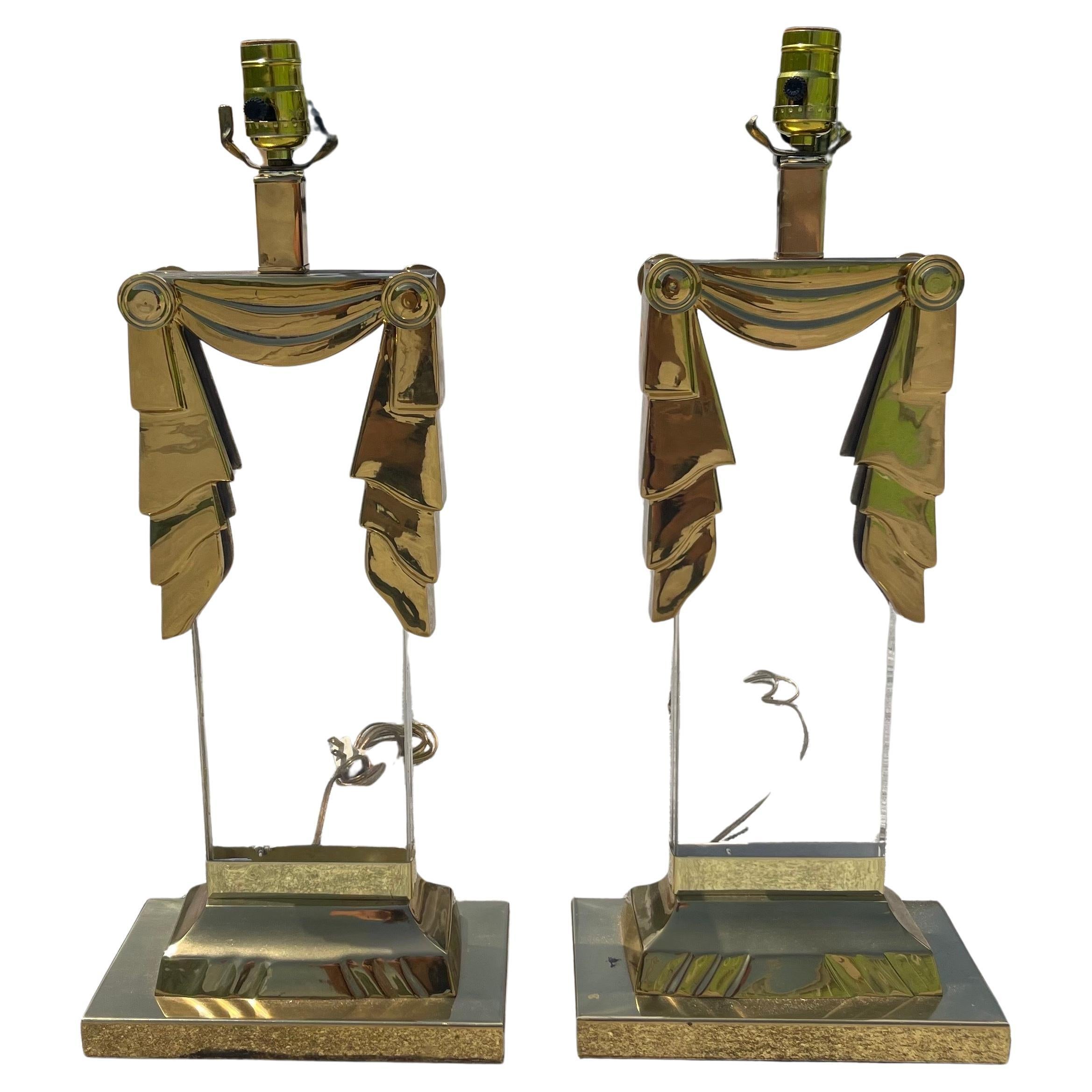Paire de lampes de table à colonnes ioniques postmodernes en laiton et lucite en vente