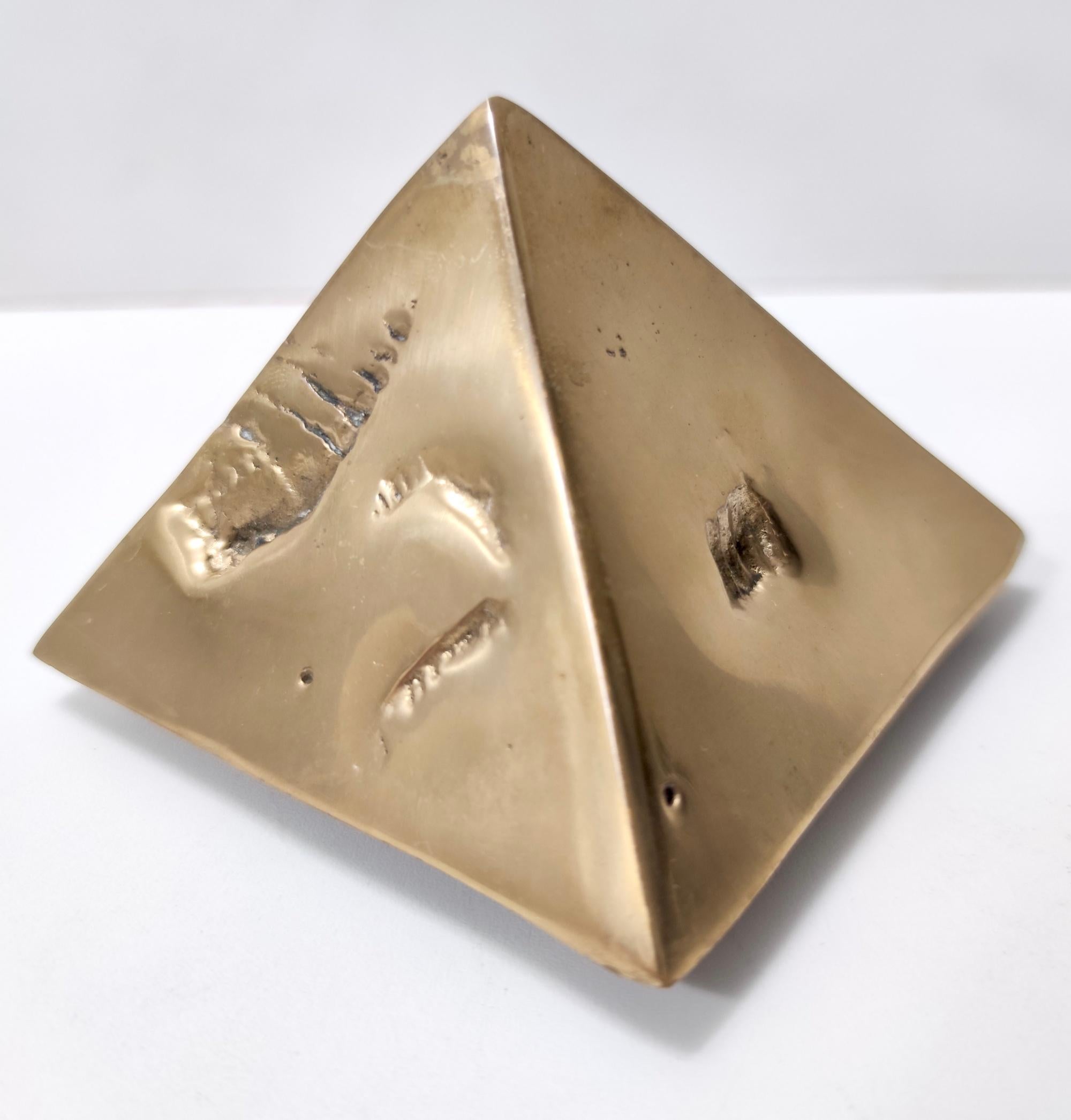 Postmodern Bronze Decorative Pyramid in the Style of Arnaldo Pomodoro, Italy In Good Condition In Bresso, Lombardy