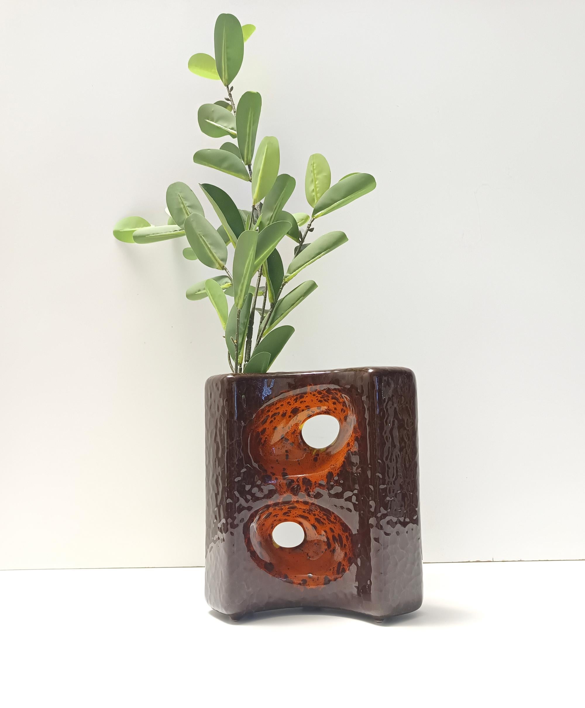 Realizzato in Italia da Giovanni Bertoncello, anni Settanta.
È realizzato in ceramica marrone e arancione smaltata a mano.
Questo vaso è firmato sul fondo. 
Si tratta di un pezzo vintage, quindi potrebbe presentare lievi tracce d'uso, ma può essere