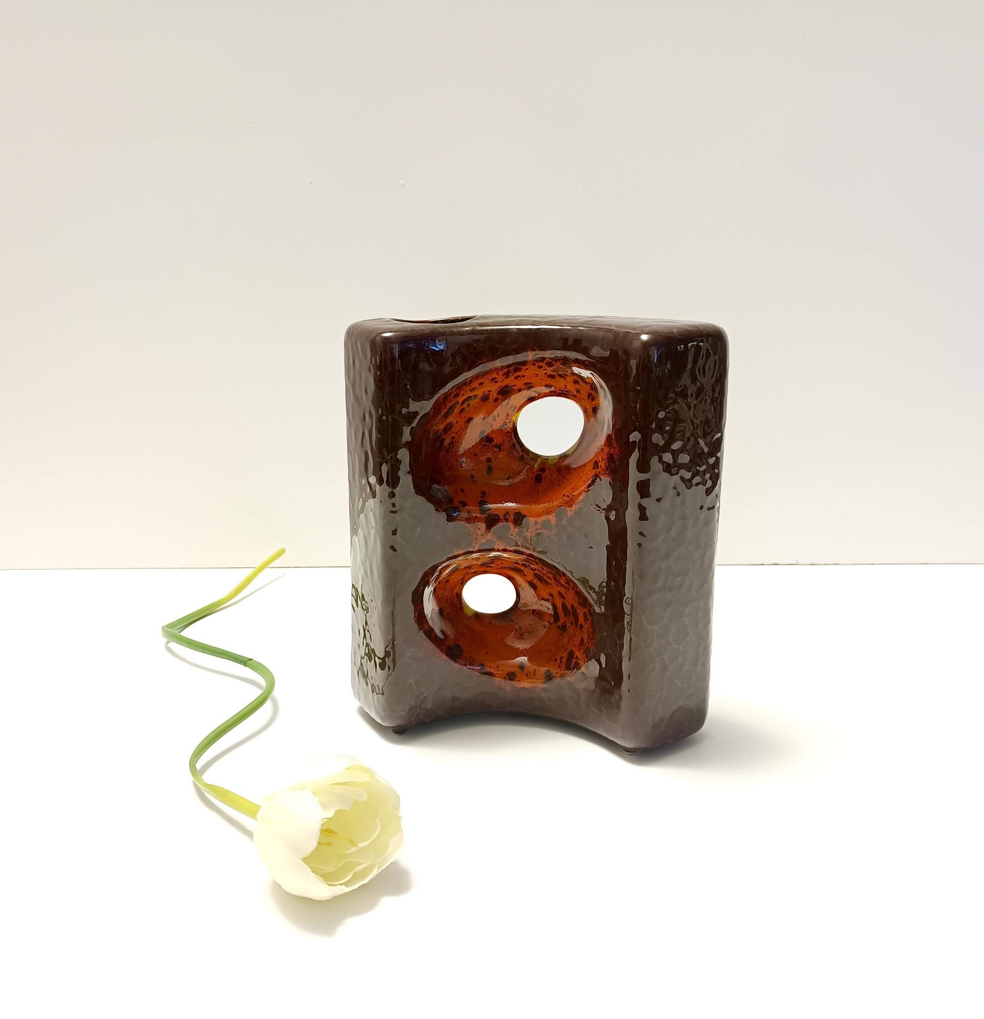 Postmoderno Vaso postmoderno in ceramica smaltata marrone e arancione di Giovanni Bertoncello in vendita