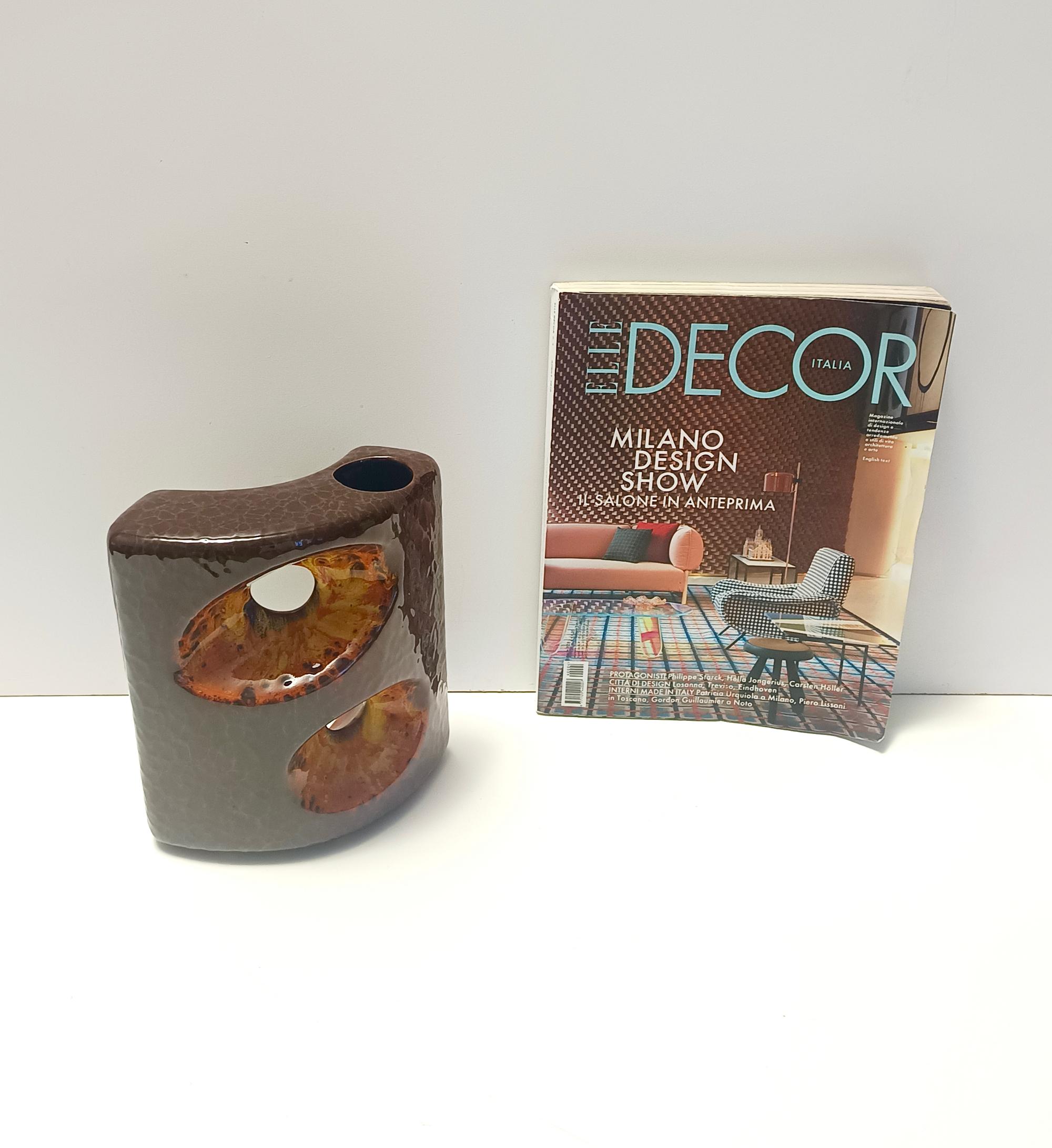 Italiano Vaso postmoderno in ceramica smaltata marrone e arancione di Giovanni Bertoncello in vendita