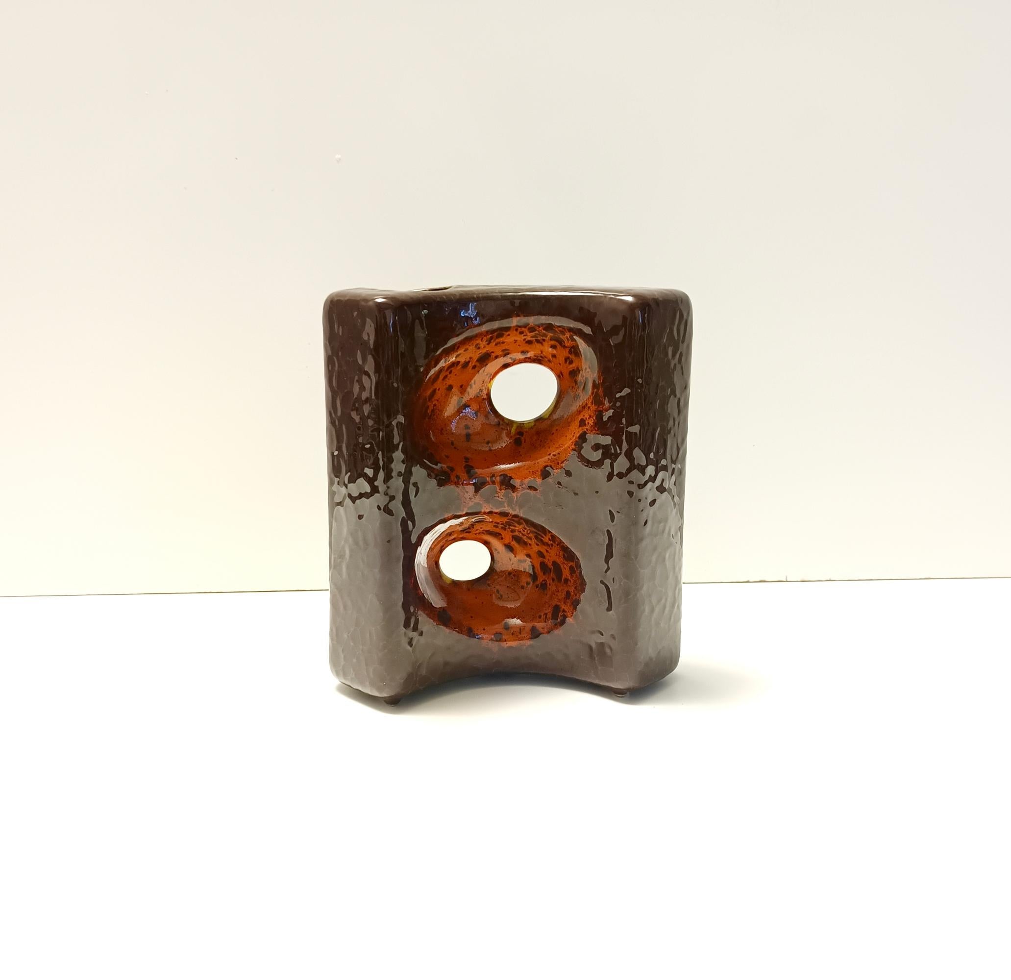 Smaltato Vaso postmoderno in ceramica smaltata marrone e arancione di Giovanni Bertoncello in vendita