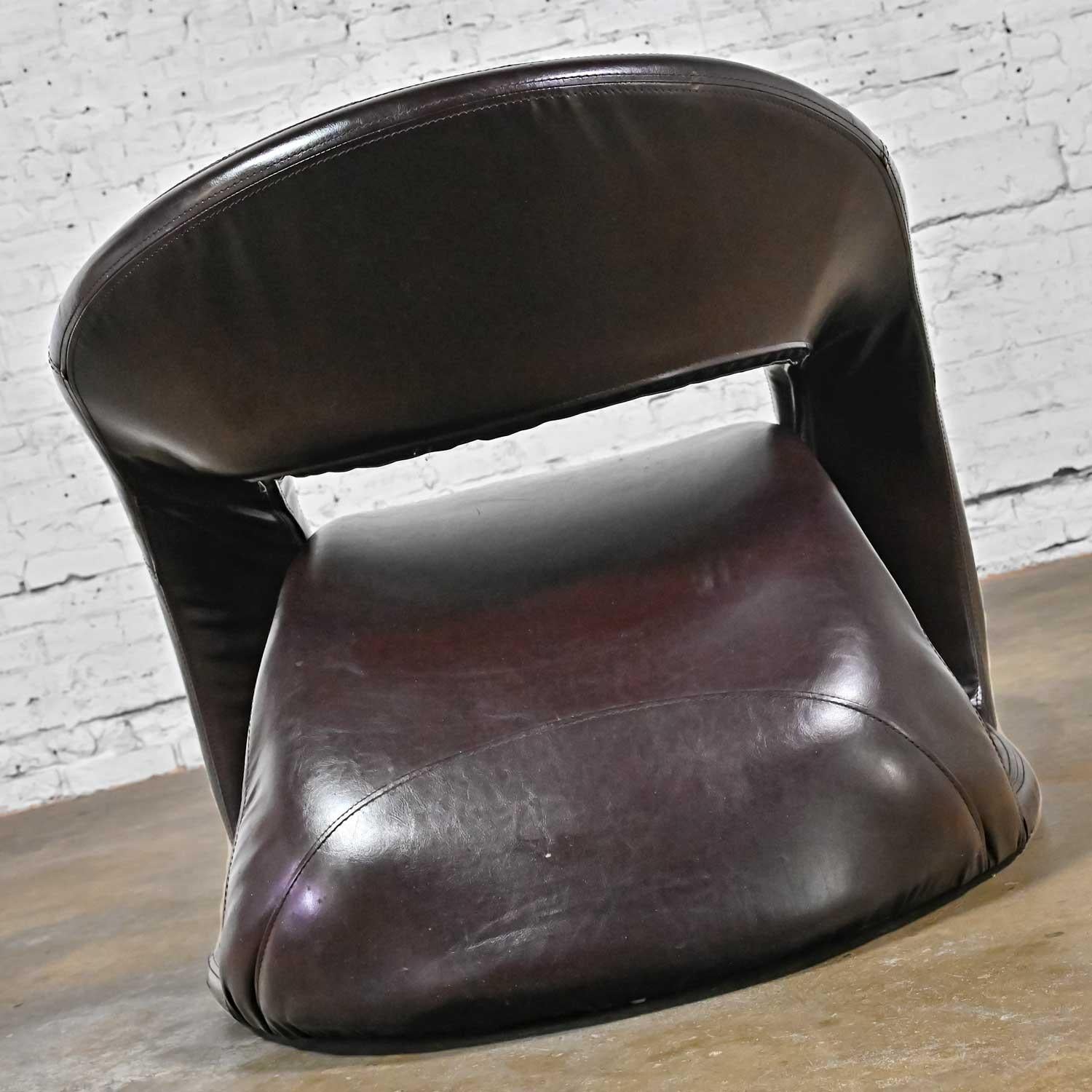 Fabulous vintage Postmodern brown faux leather Tongue chair attributed to Jaymar cantilevered Pop Art chair. Beautiful condition, keeping in mind that this is vintage and not new so will have signs of use and wear. There are no outstanding flaws