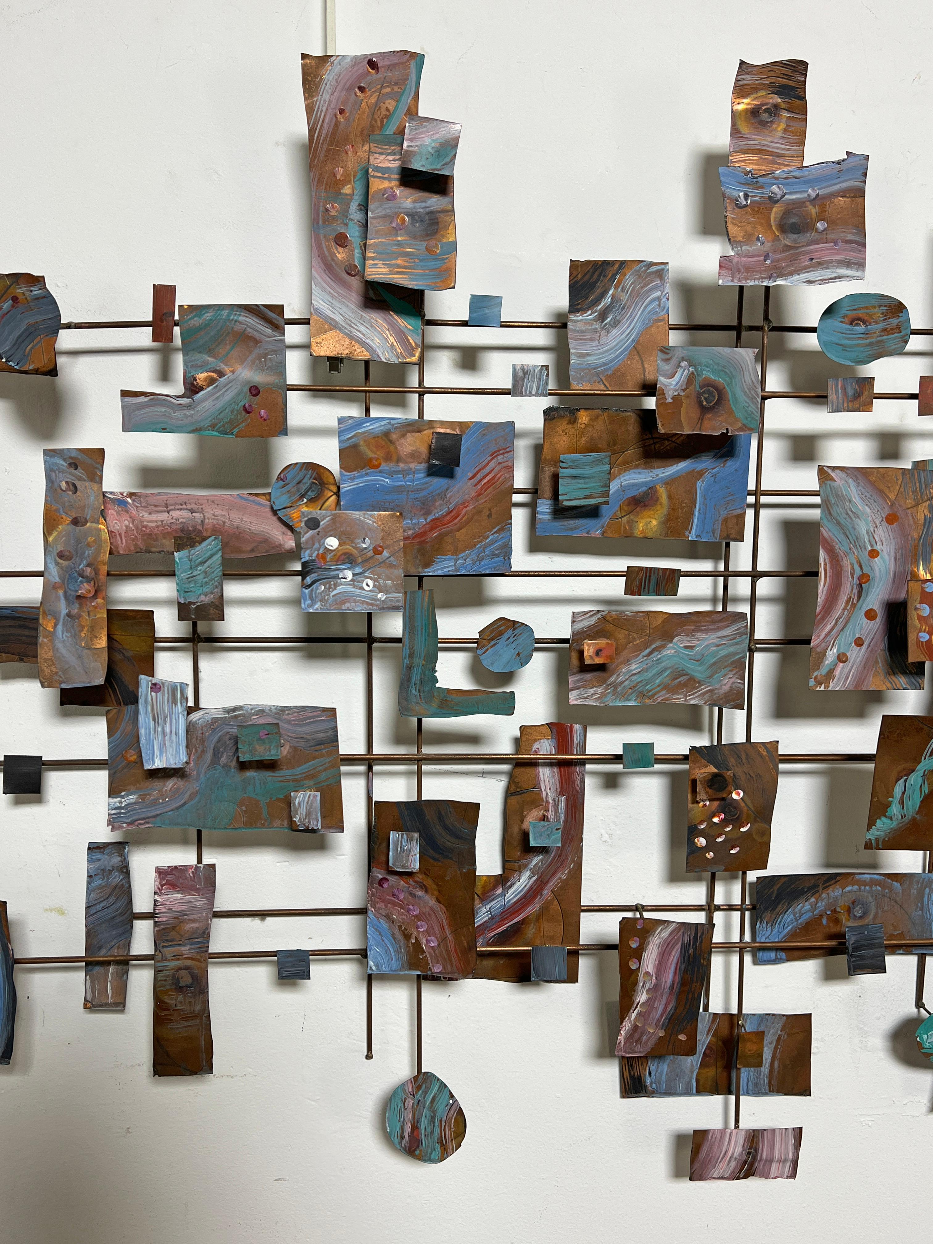 Eine großformatige postmoderne brutalistische Wandskulptur aus gelöteten Kupferblechen und -stäben aus den frühen 1980er Jahren, mit gebürsteter Grünspan-Patina, signiert HRH.