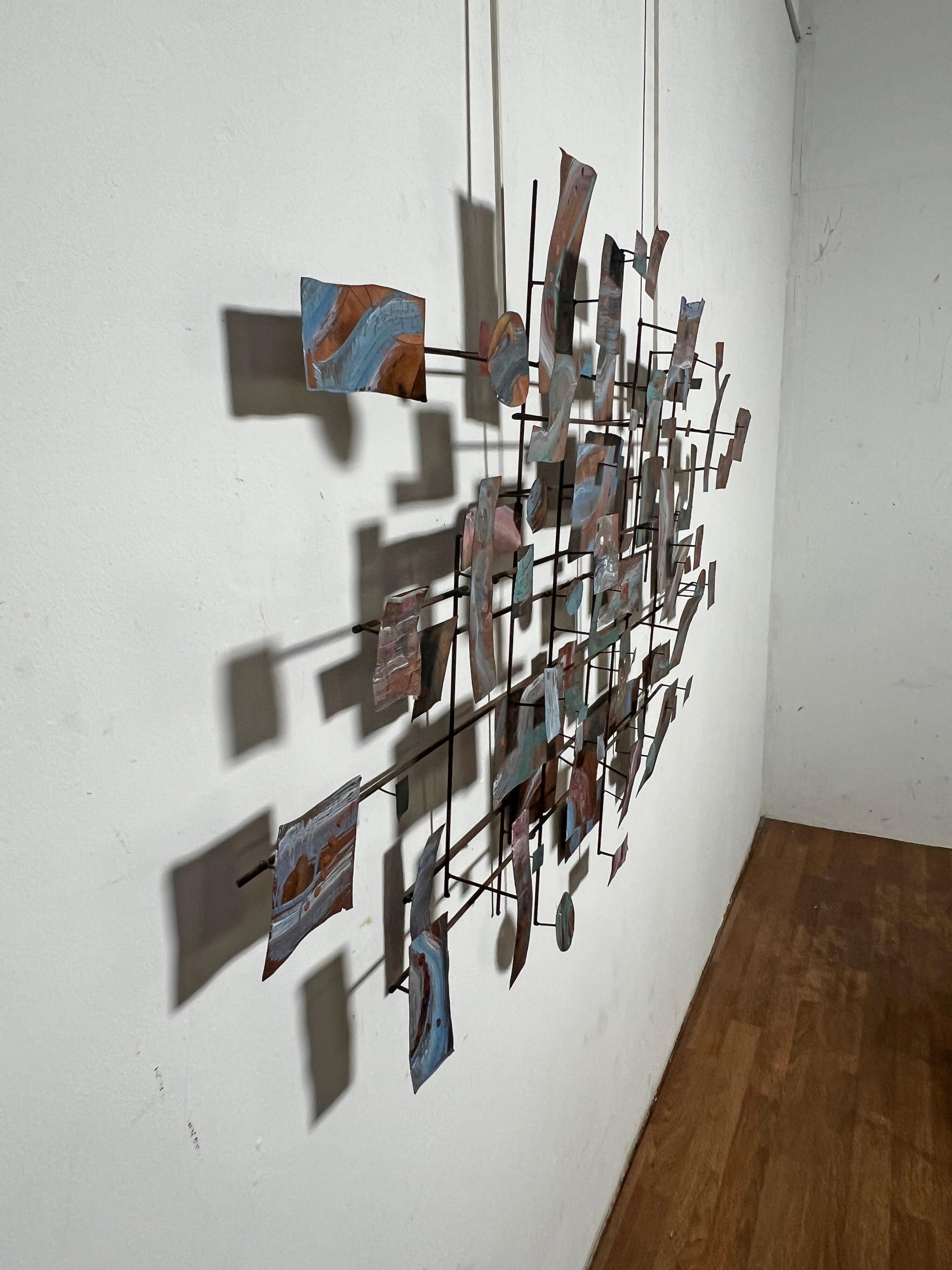Postmoderne brutalistische Wandskulptur, signiert HRH, CIRCA Anfang der 1980er Jahre (Kupfer) im Angebot
