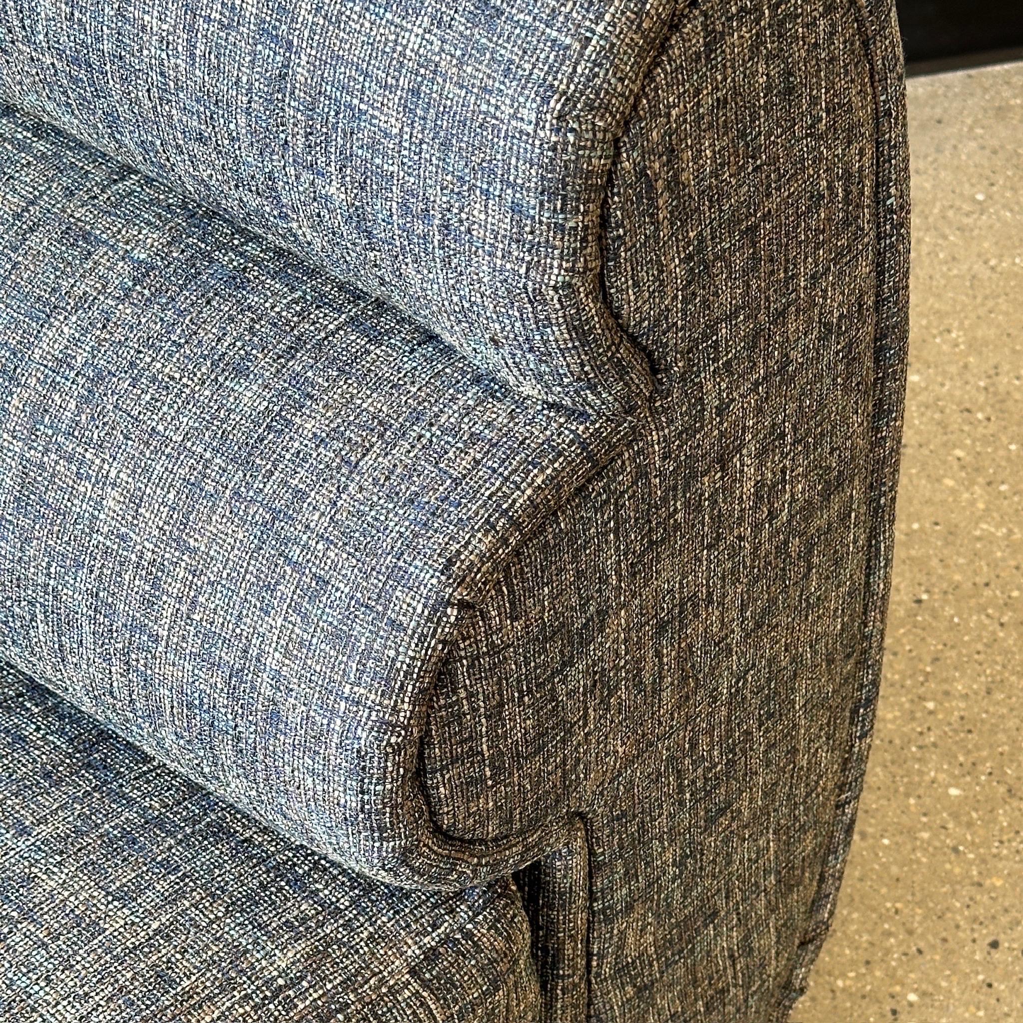 Chaise Bullnose postmoderna de Carson's of High Point en lana Pierre Frey en Bueno estado para la venta en Chicago, IL
