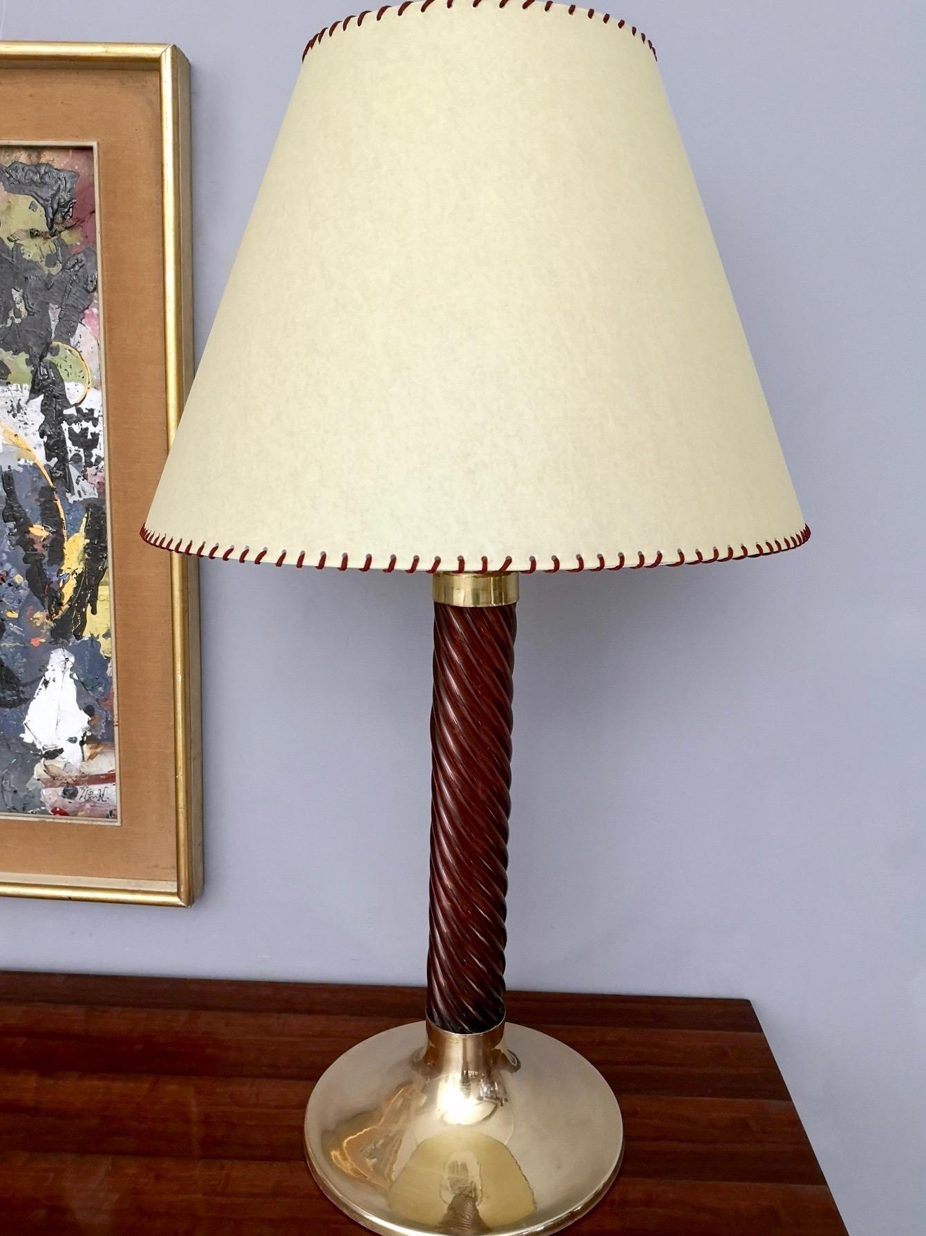Lampade da tavolo postmoderne in plexiglass bordeaux e ottone di F. Loffredo, Italia anni '80 in vendita 3