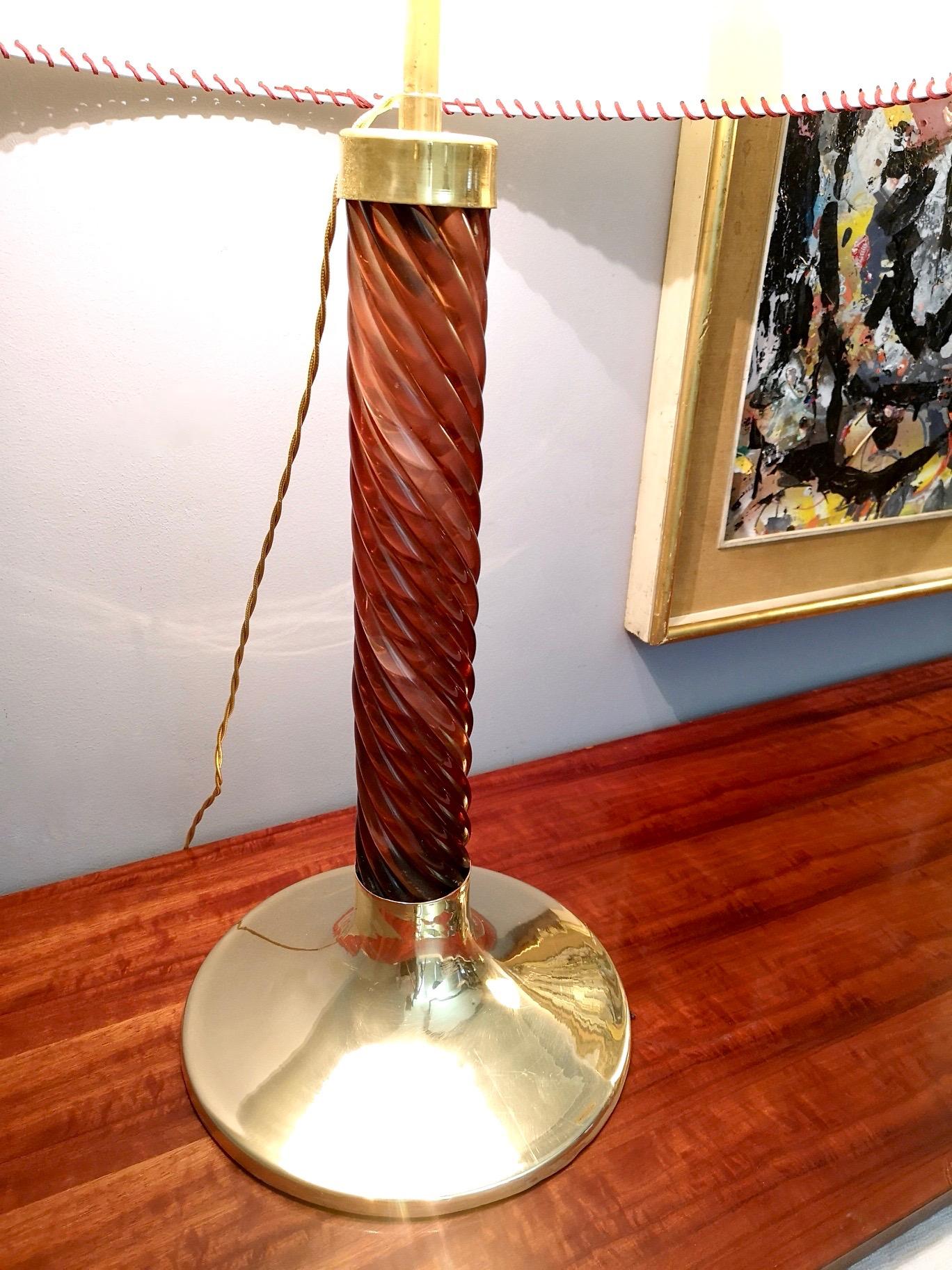 Lampade da tavolo postmoderne in plexiglass bordeaux e ottone di F. Loffredo, Italia anni '80 in vendita 5
