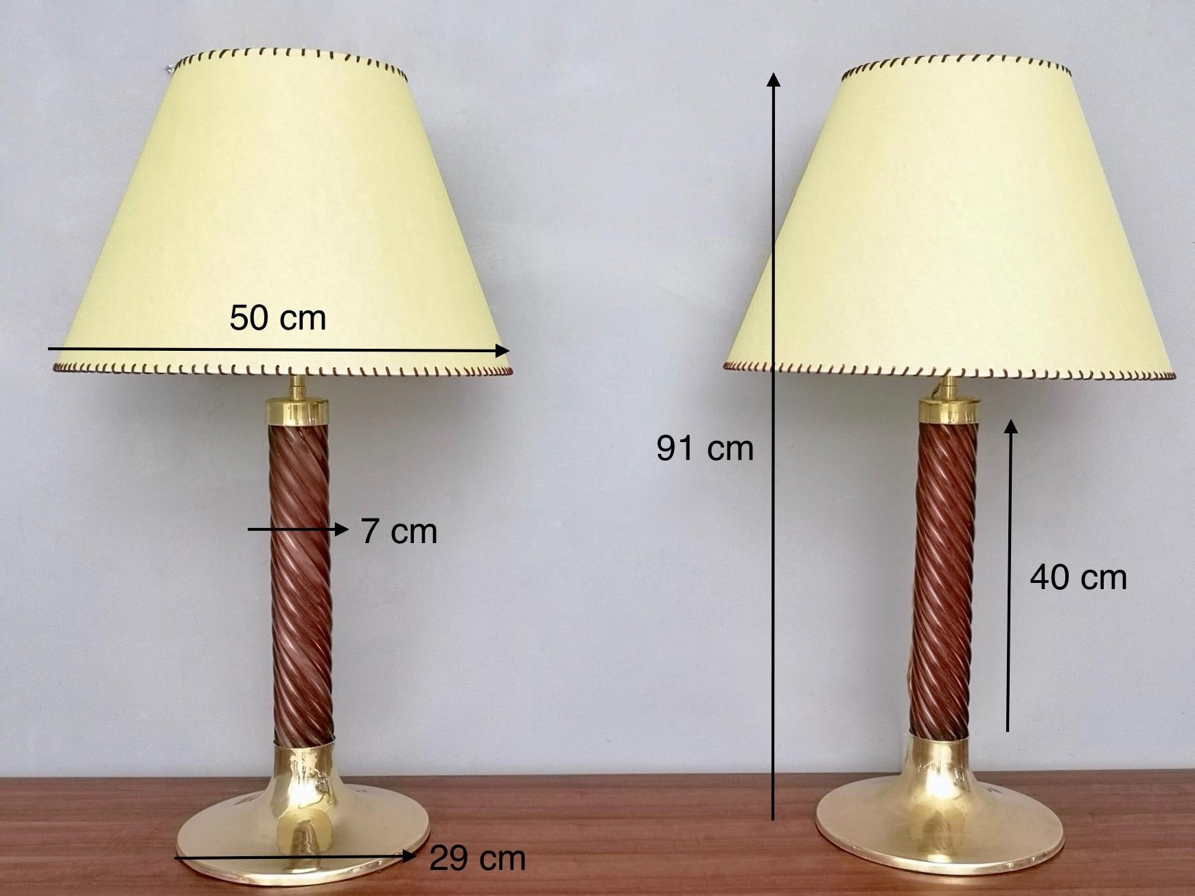 Lampade da tavolo postmoderne in plexiglass bordeaux e ottone di F. Loffredo, Italia anni '80 in vendita 11