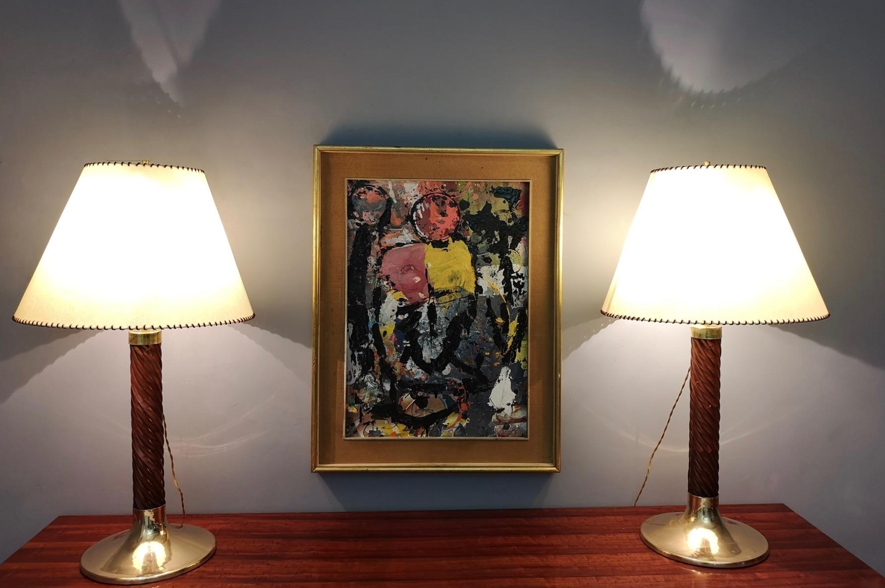 Queste lampade da tavolo sono realizzate in plexiglass e ottone. 
Si tratta di articoli vintage, quindi potrebbero presentare lievi tracce d'uso, ma possono essere considerati in ottime condizioni originali e pronti a dare atmosfera a qualsiasi