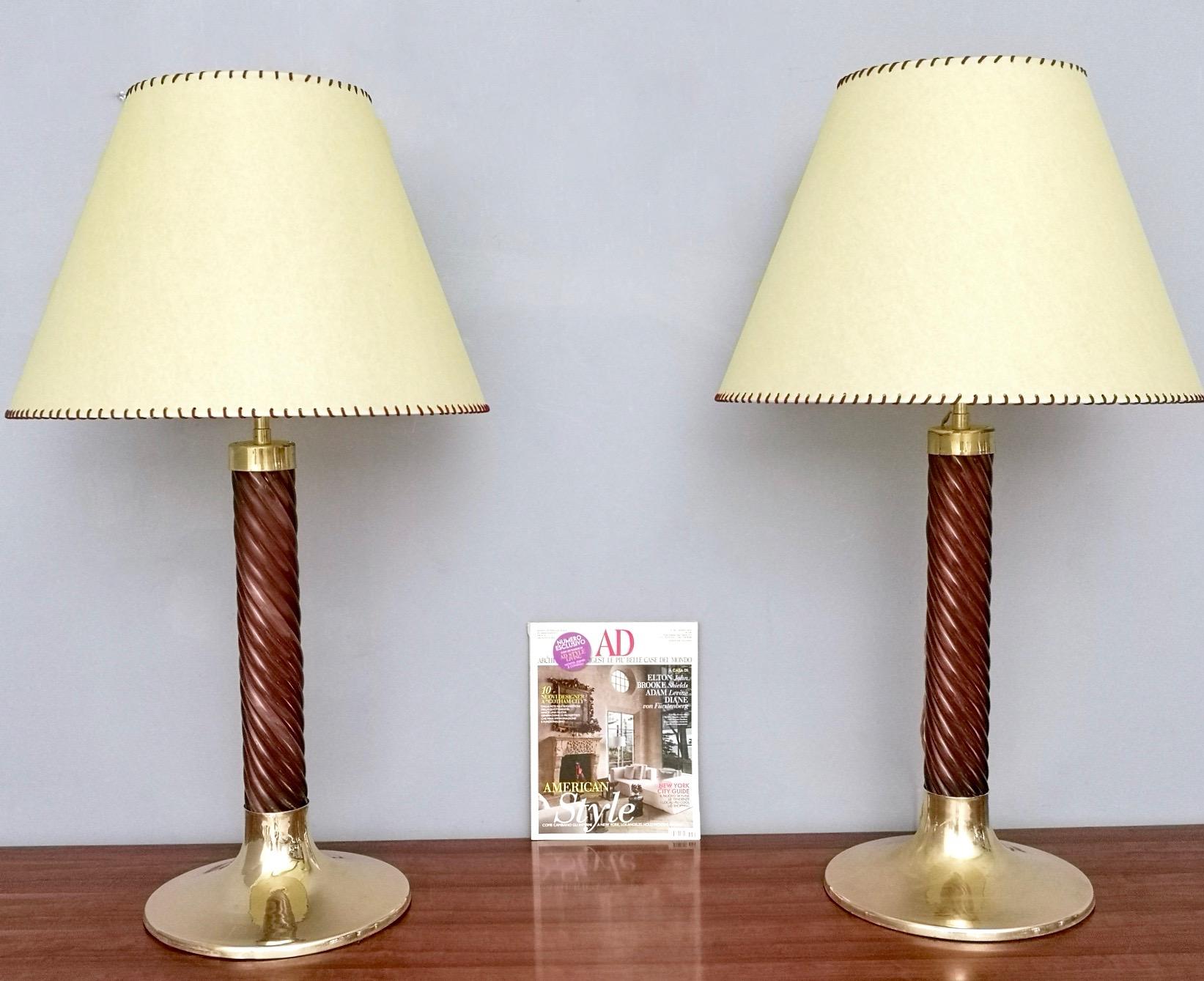 Postmoderno Lampade da tavolo postmoderne in plexiglass bordeaux e ottone di F. Loffredo, Italia anni '80 in vendita