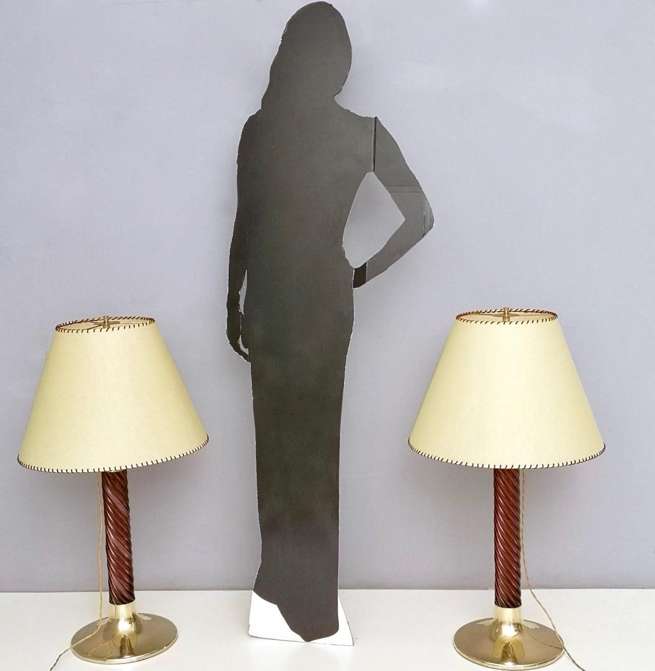 Italiano Lampade da tavolo postmoderne in plexiglass bordeaux e ottone di F. Loffredo, Italia anni '80 in vendita
