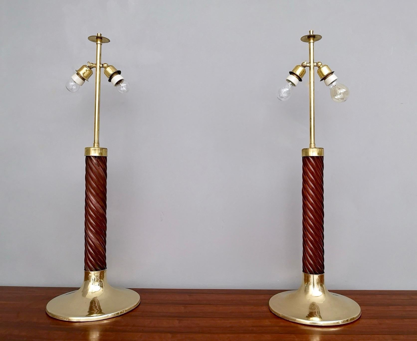 Lampade da tavolo postmoderne in plexiglass bordeaux e ottone di F. Loffredo, Italia anni '80 In condizioni ottime in vendita a Bresso, Lombardy